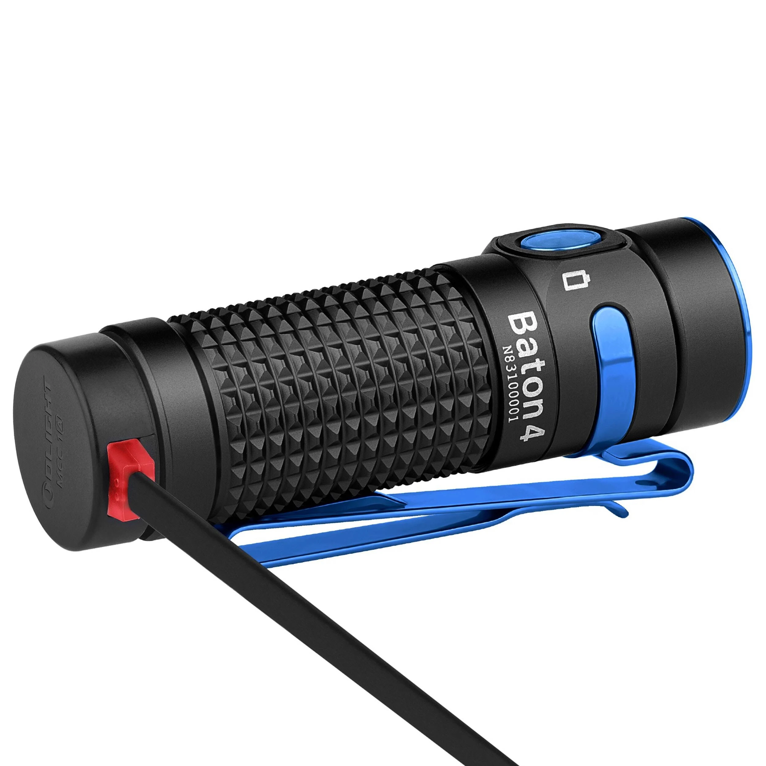 Eine schwarz-blaue Taschenlampe mit Text: Baton 4. Es gibt einen blauen Clip und ein Ladekabel ist eingesetzt.