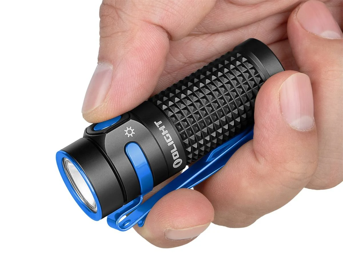 Eine Hand hält eine schwarz-blaue Taschenlampe mit einem blauen Clip.