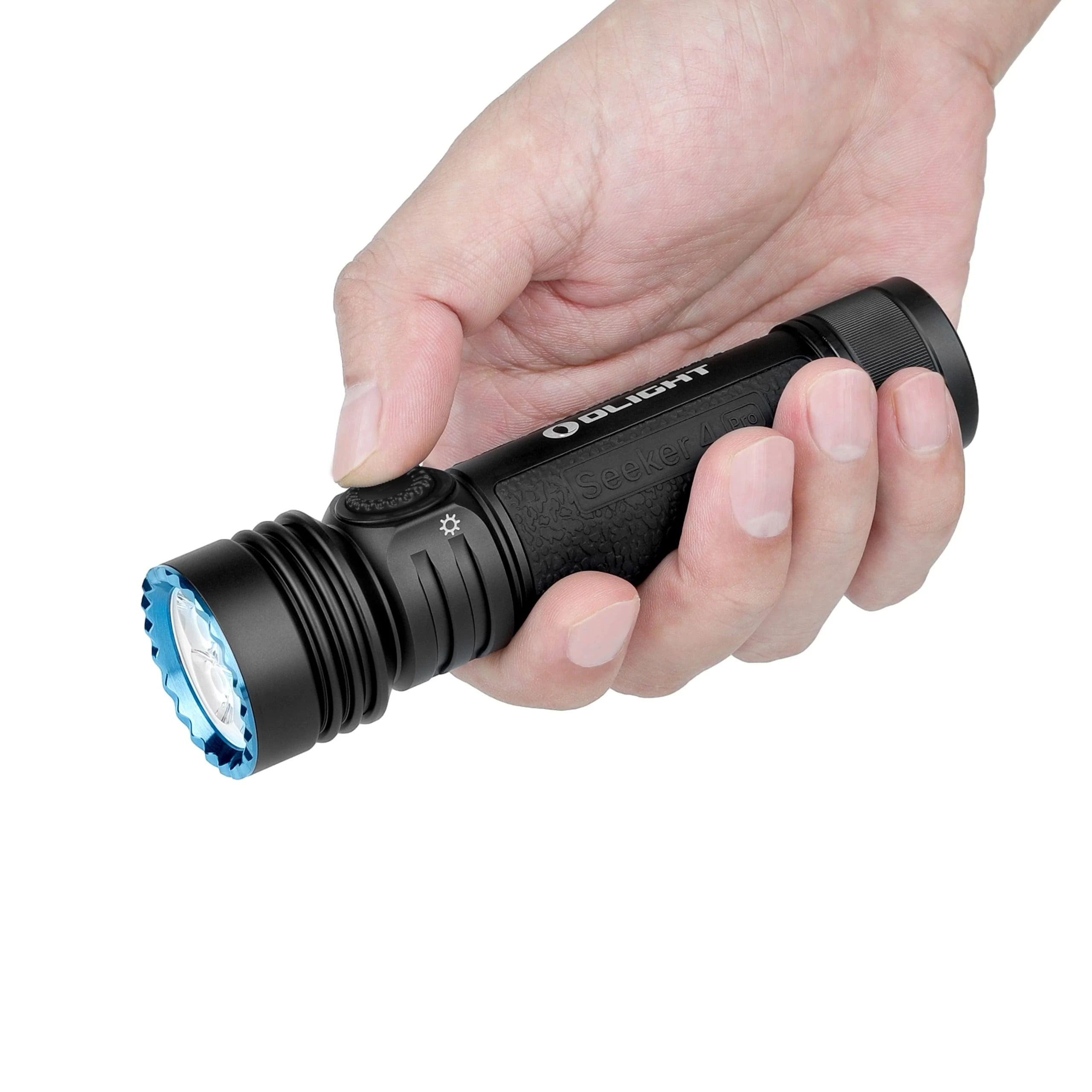 Hand hält eine schwarze Taschenlampe mit blauen Akzenten.