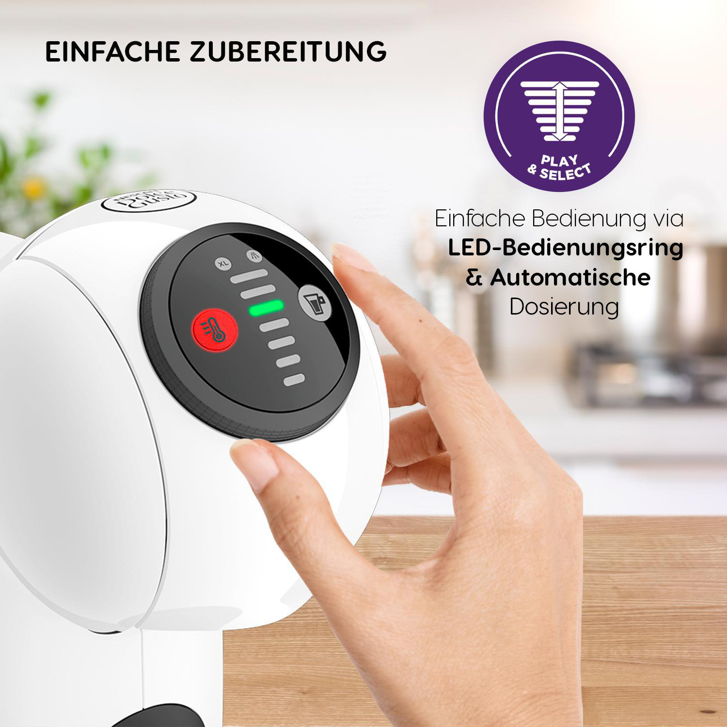 Weiße Kaffeemaschine mit schwarzen Details. Eine Hand interagiert mit der Maschine.