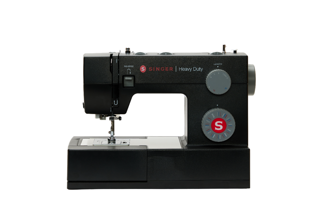 Schwarze Singer Heavy Duty Nähmaschine auf schwarzem Hintergrund, mit Bedienelementen.