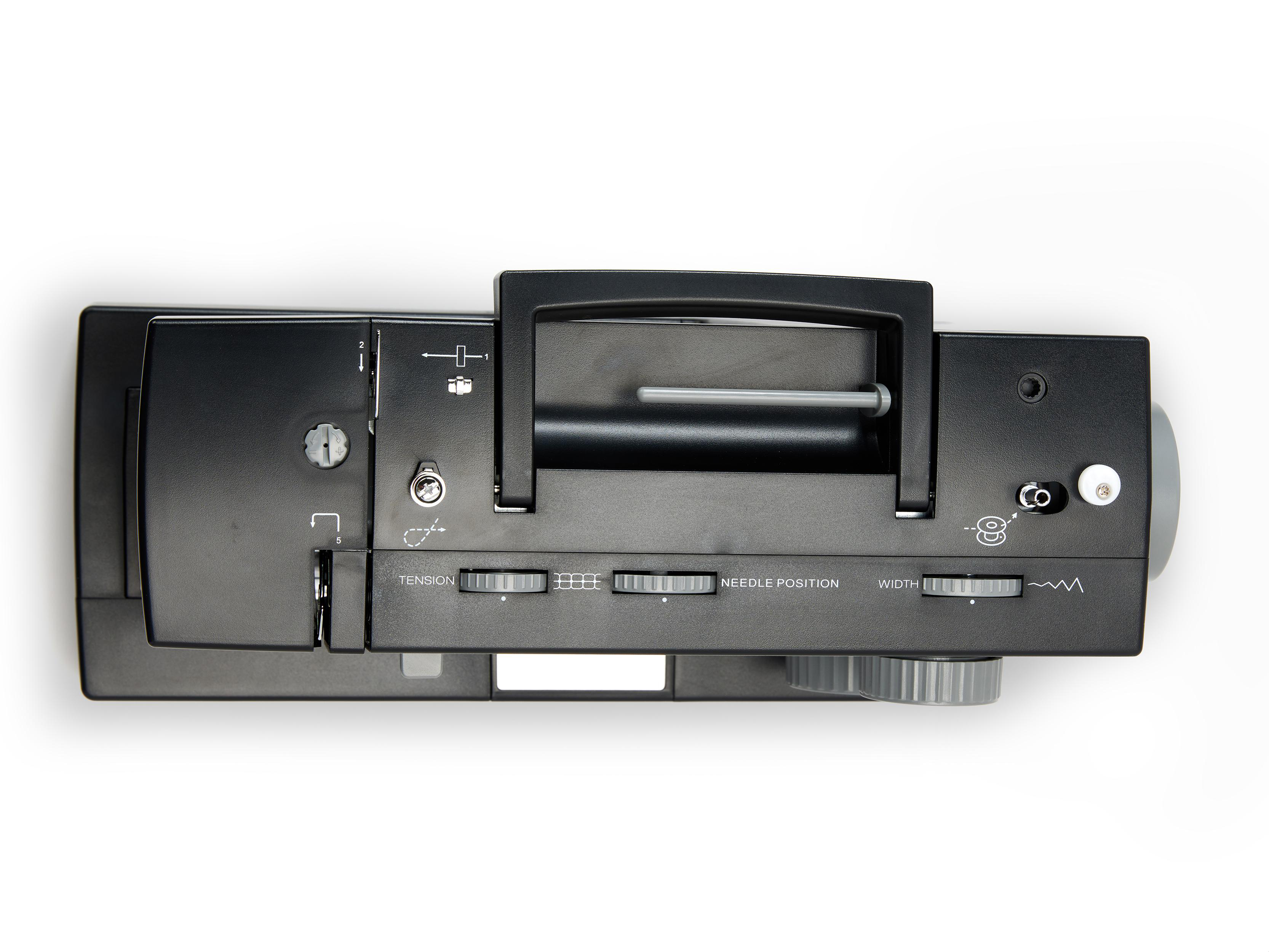Schwarze Nähmaschine, Draufsicht, weißer Hintergrund.