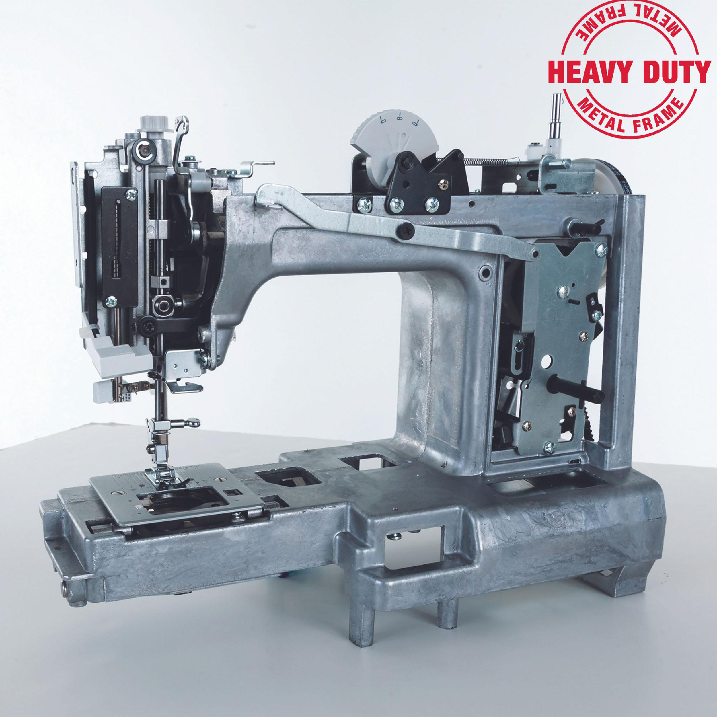 Industrie-Nähmaschine. Hat einen silbernen Metallrahmen, mit einem roten Stempel "HEAVY DUTY METAL FRAME".