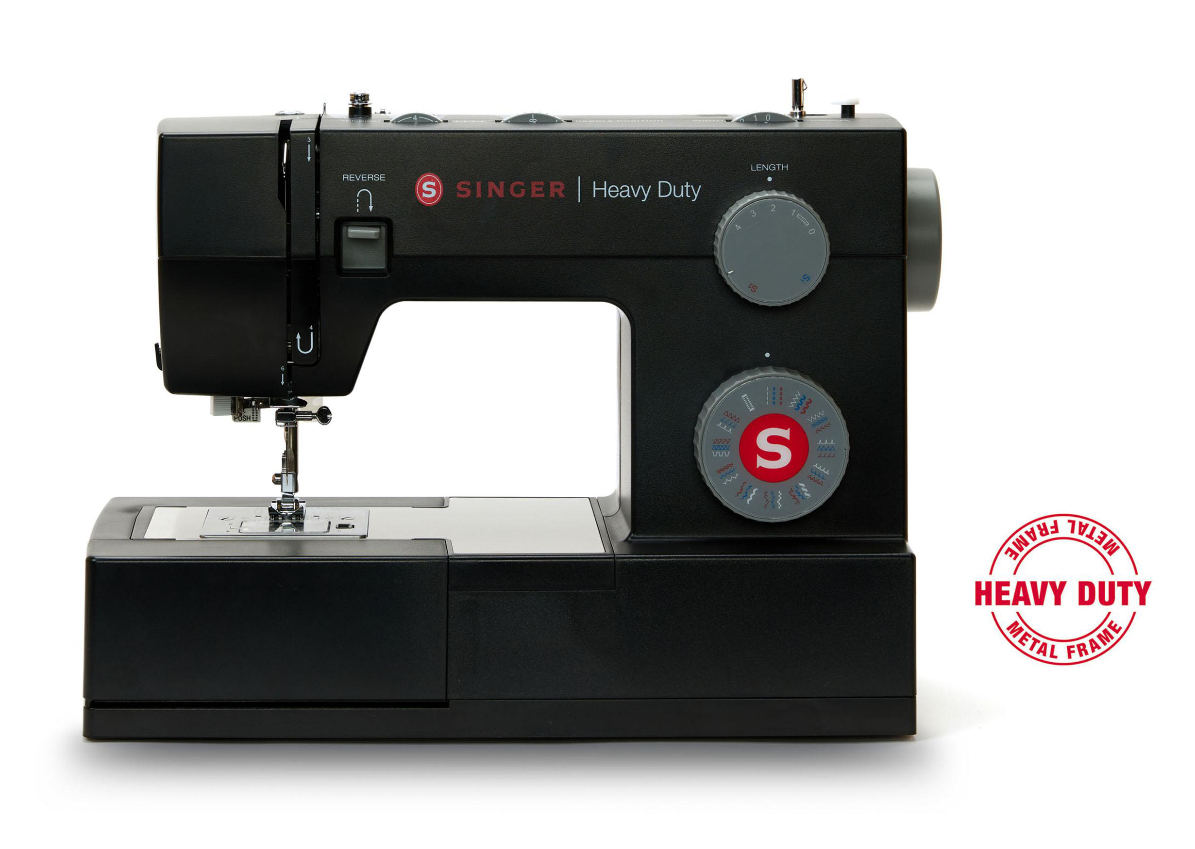 Schwarze Singer Heavy Duty Nähmaschine auf Weiß, mit rotem und weißem Text. Metallrahmen-Text.