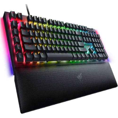 Aydınlatmalı tuşlara ve bilek desteğine sahip siyah Razer klavye.