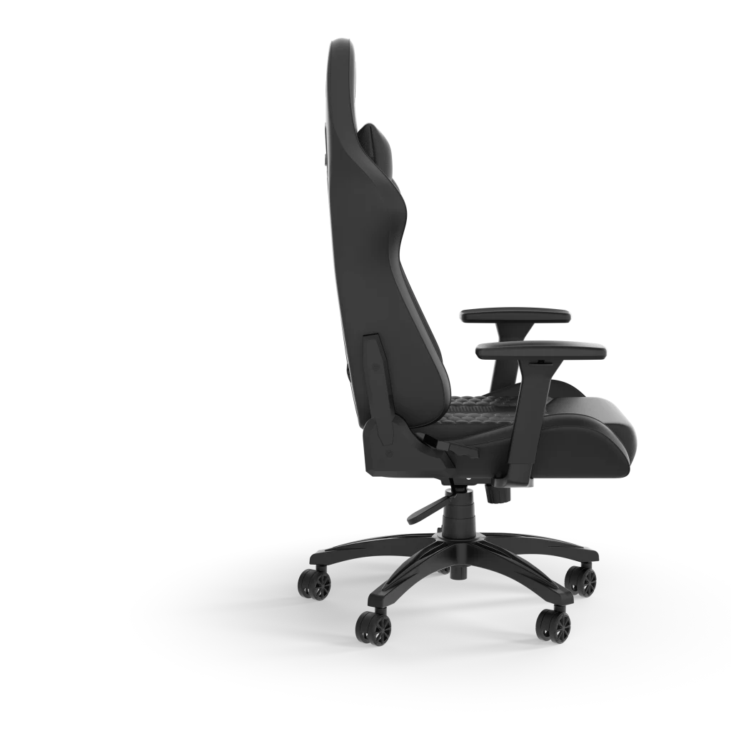 Fekete gamer szék profilból. Magas háttámla, karfa, kerekek és ötszögű talp.