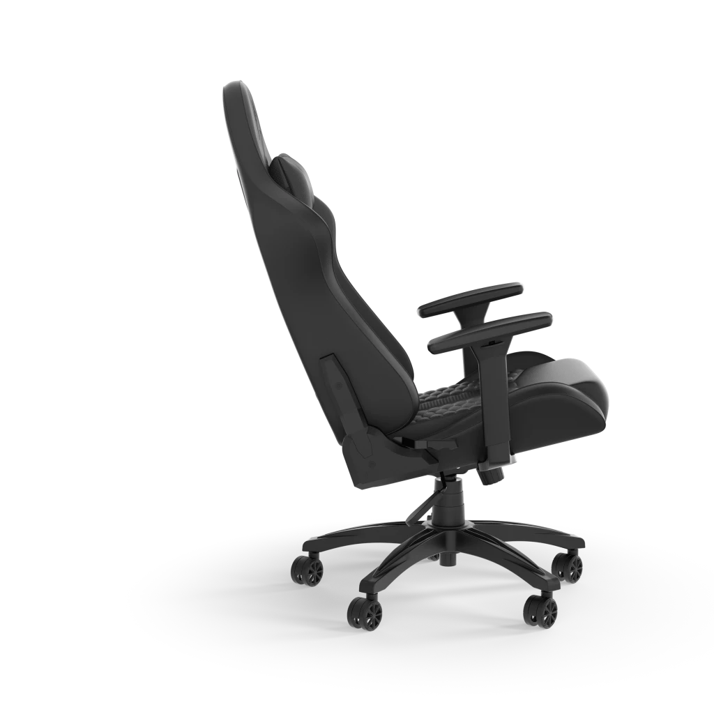 Fekete gamer szék oldalról. Háttámla, karfák és kerekek láthatók fekete háttéren.