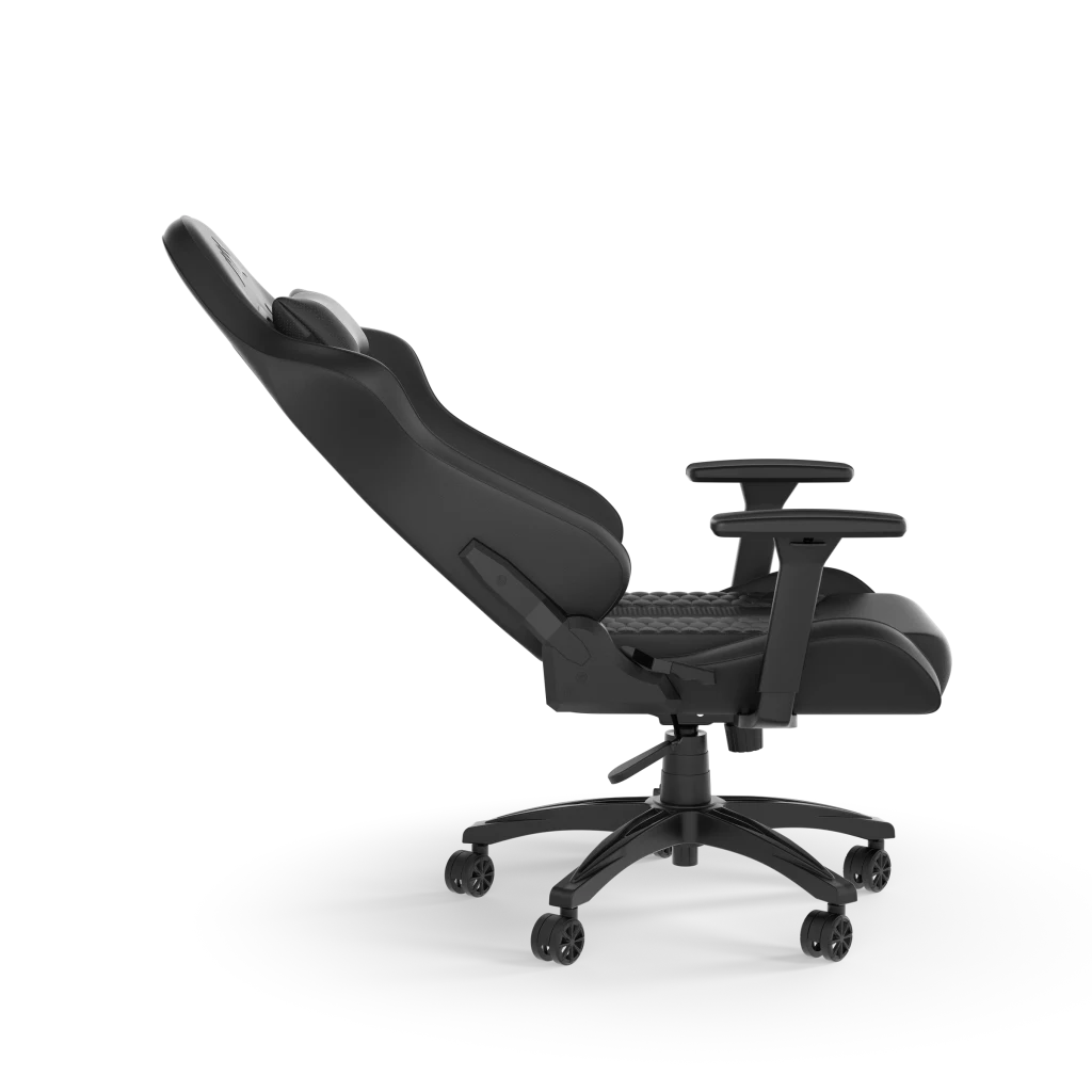 Egy fekete gamer szék, hátradőlve, karfákkal és görgős talppal, fekete háttér előtt.