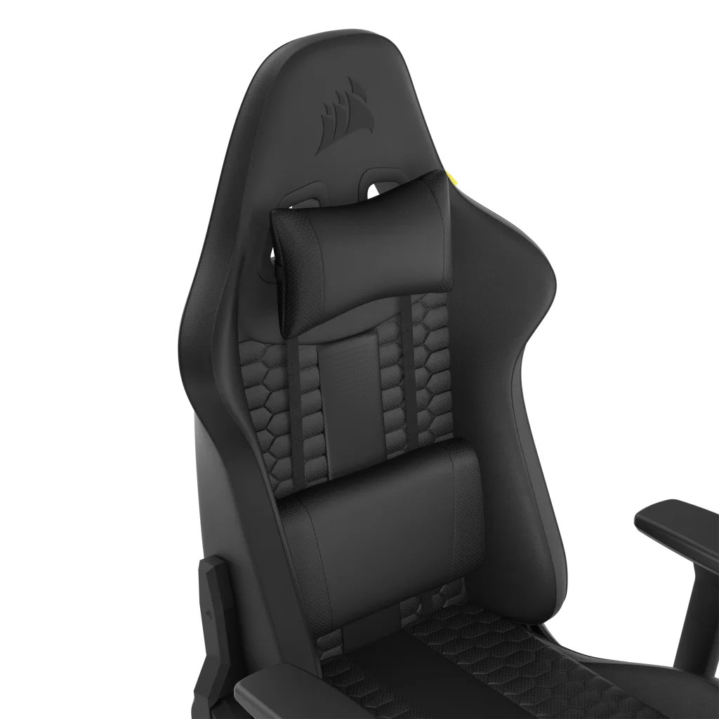 Egy fekete gamer szék közeli képe fejtámlával és deréktámasszal.