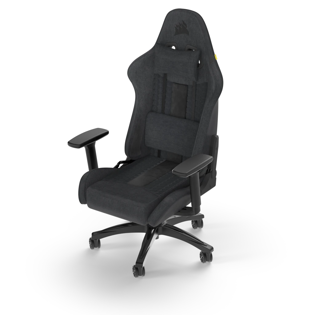 Fekete gamer szék fejtámlával és kartámaszokkal. Fekete háttér.