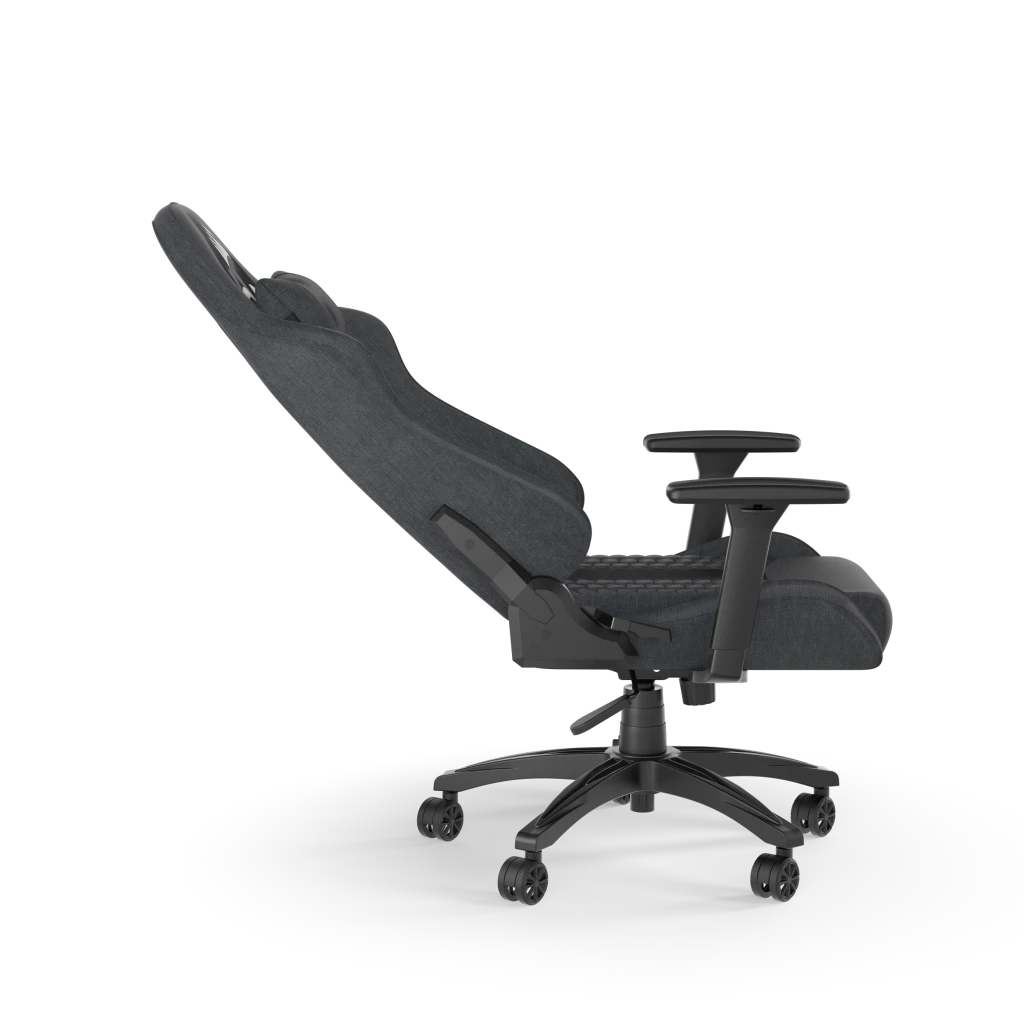 Egy szürke gamer szék fekete háttér előtt, oldalra döntve.