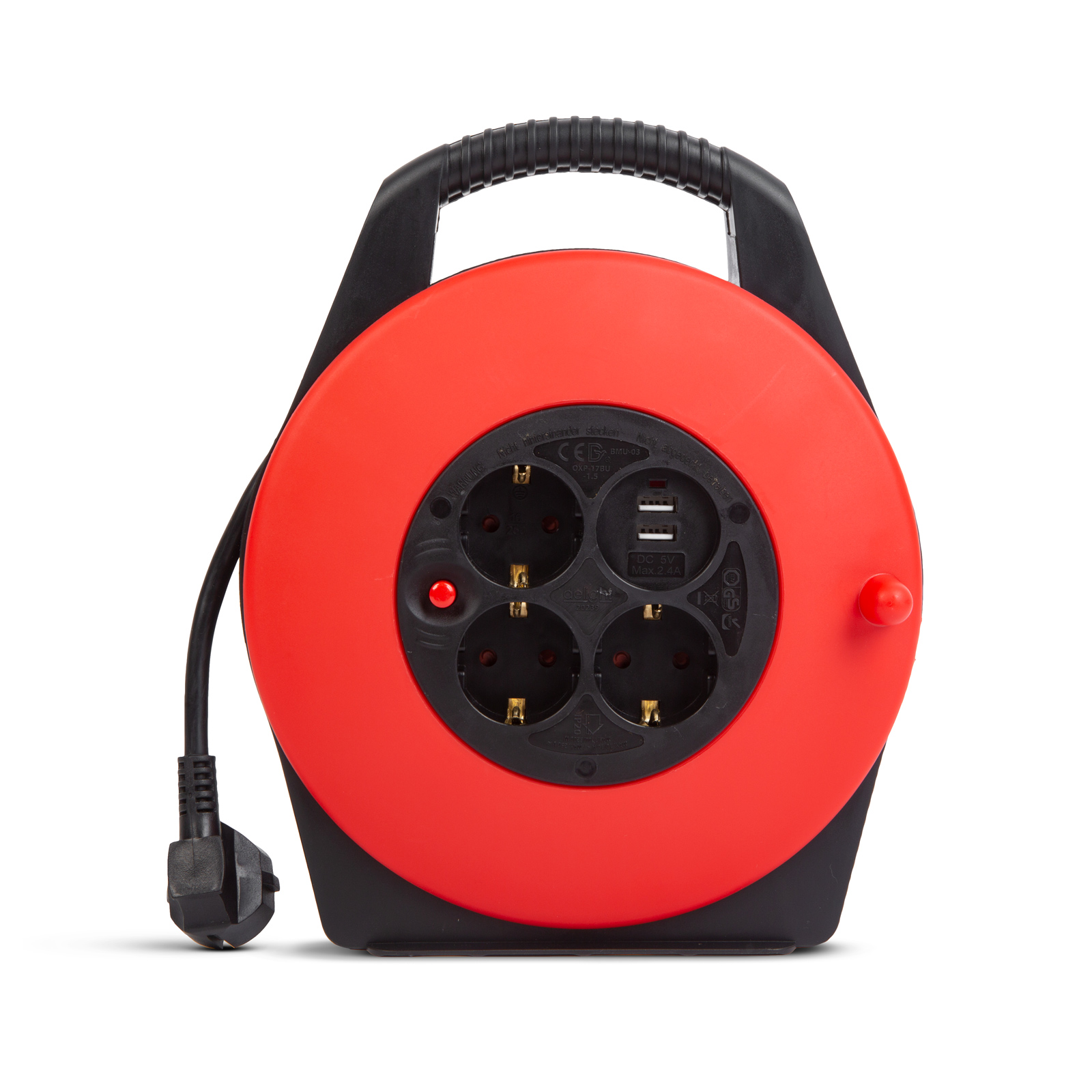 Piros-fekete tápkábeldoboz négy aljzattal, két USB porttal és hordozófogantyúval. Fehér háttér.
