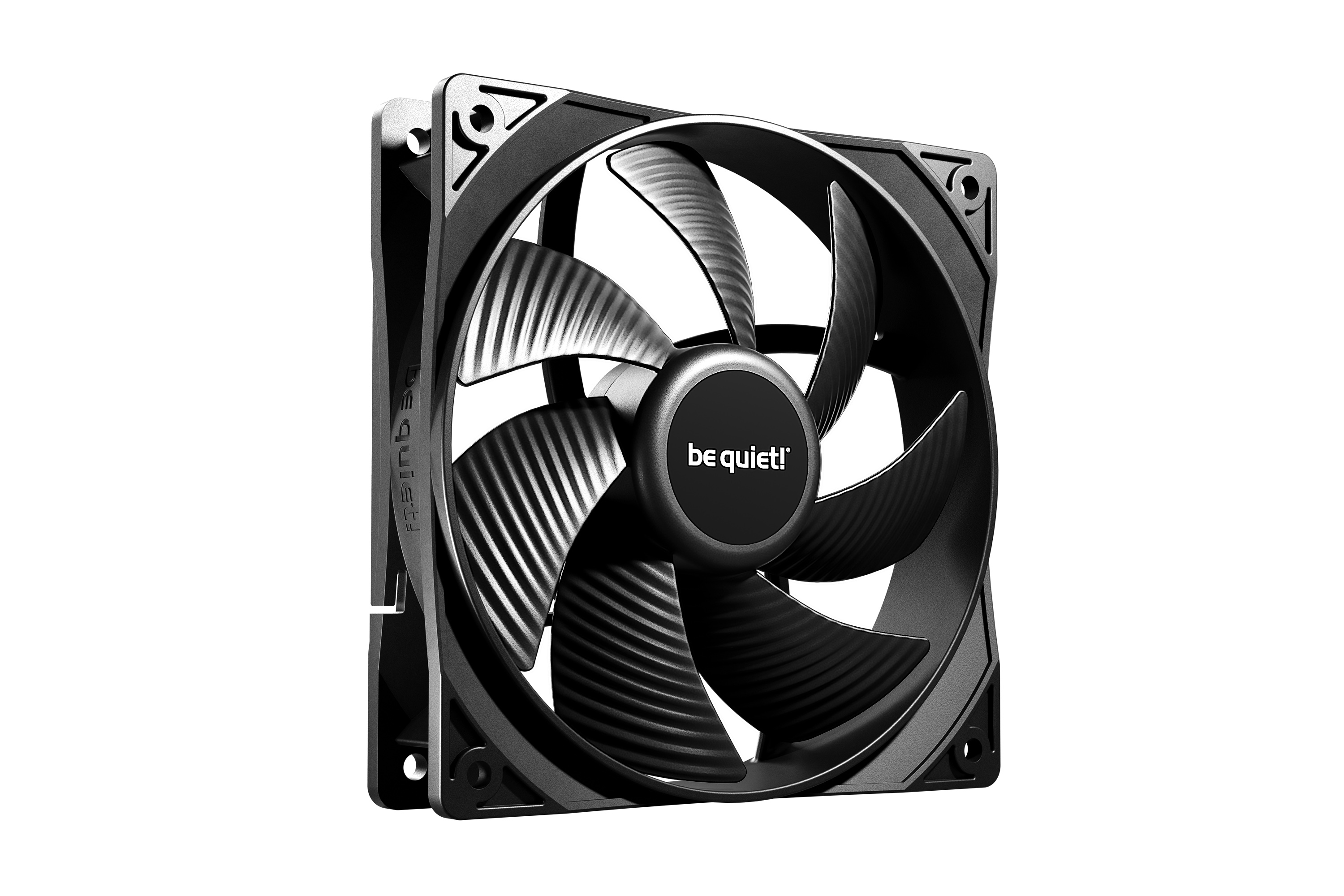 Schwarzer PC-Lüfter. Er hat ein be quiet!-Logo in der Mitte.