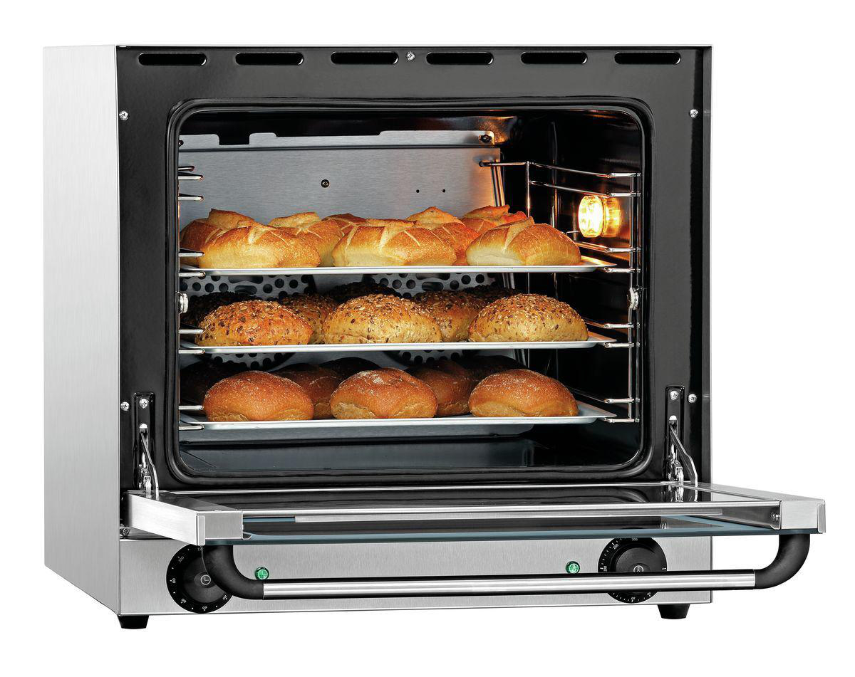 Ein offener Backofen mit Brot auf Rosten und einem Licht im Inneren.