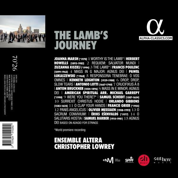 Ein Ensemble posiert vor einer Stadtkulisse. Der Titel lautet „The Lamb’s Journey“.