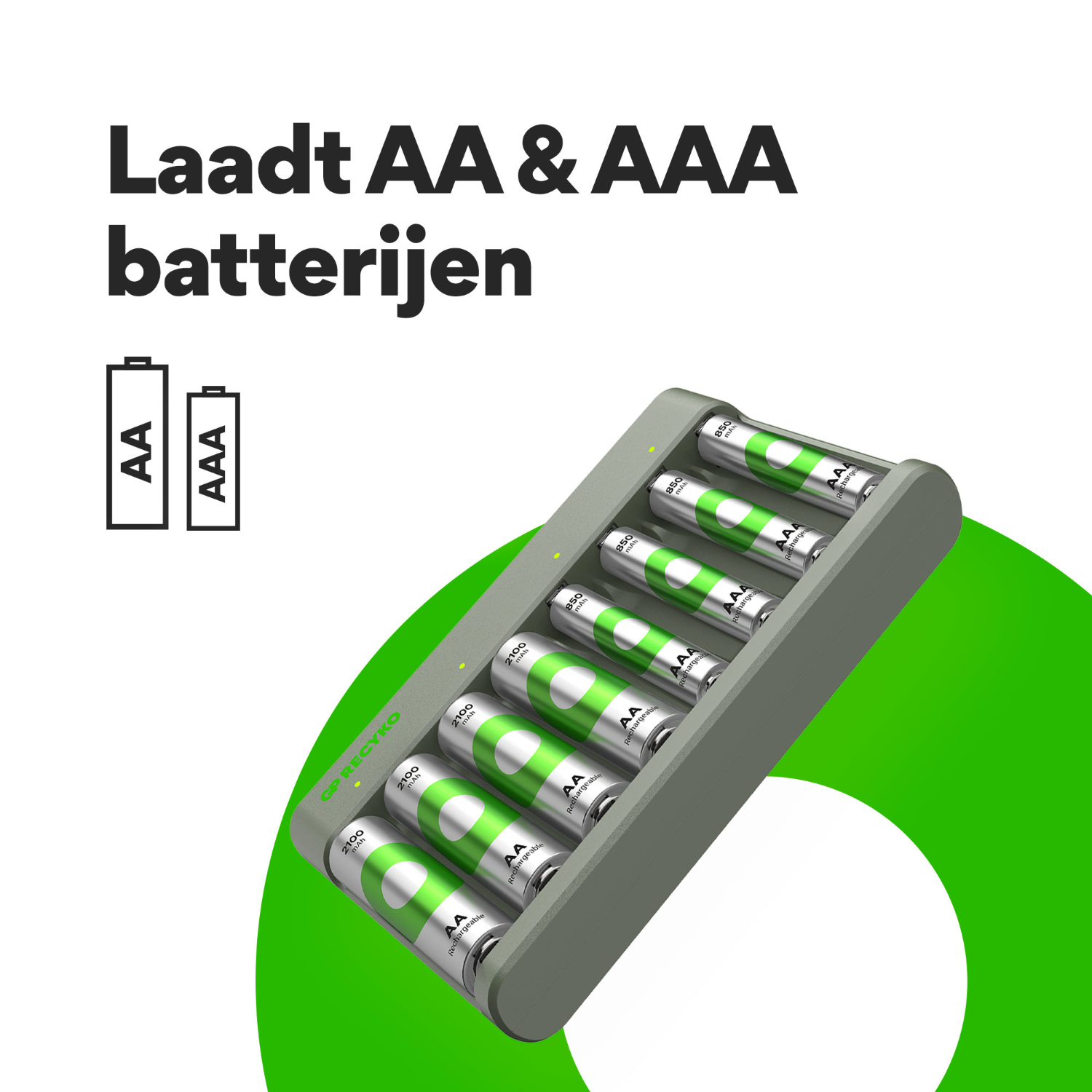 Oplader met AA- en AAA-batterijen. Grijze oplader met groene batterijen. Nederlandse tekst. Witte achtergrond.