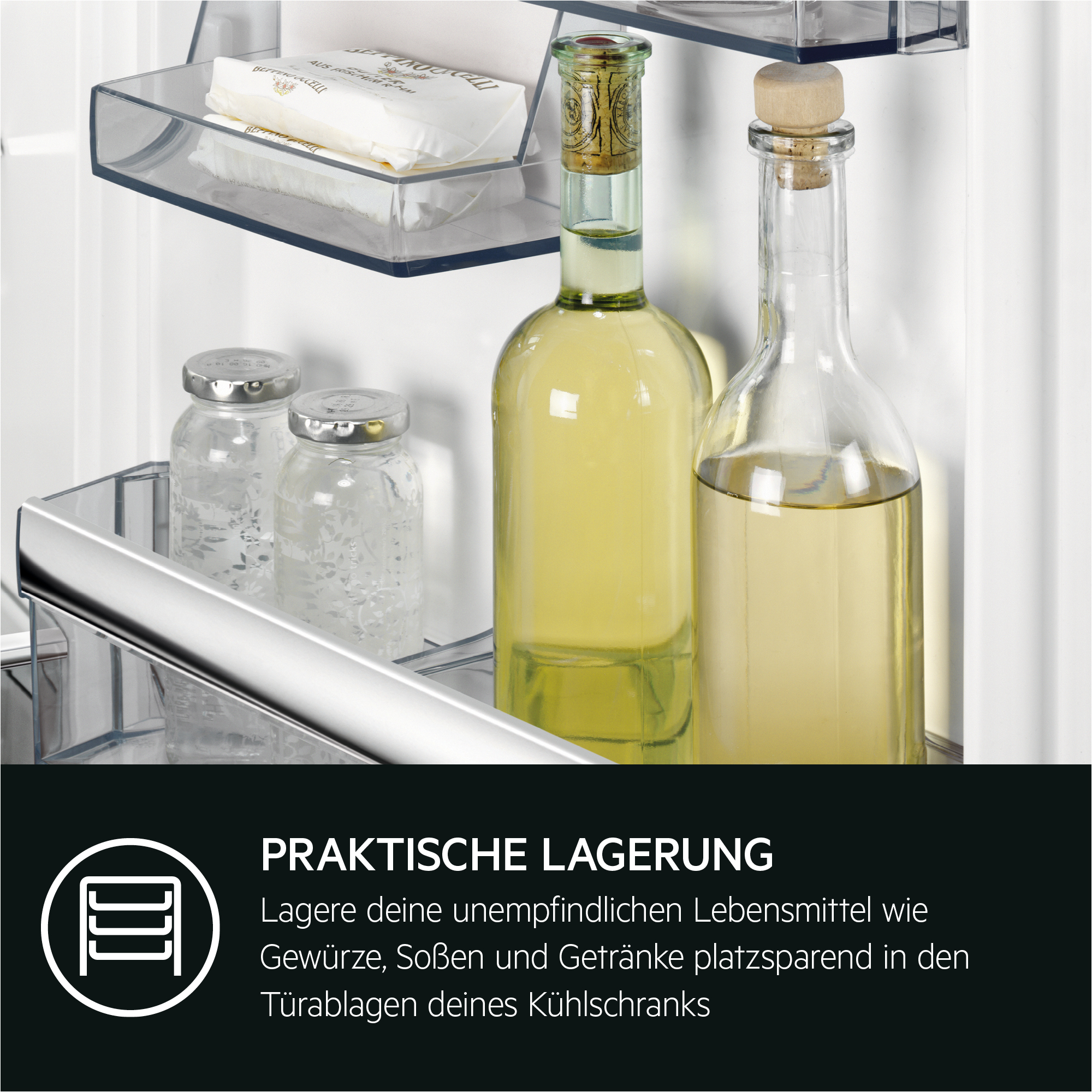 Weinflaschen und Gläser im Kühlschrank. Text: 'PRAKTISCHE LAGERUNG'.