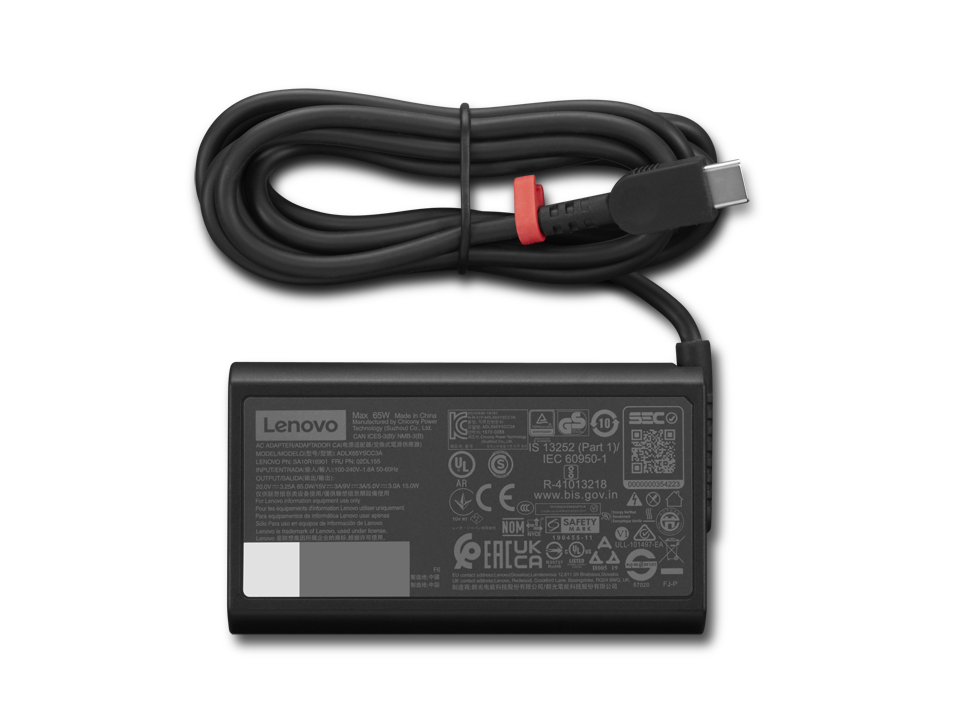 USB-C konektörlü ve kırmızı kayışlı siyah Lenovo dizüstü bilgisayar şarj cihazı, siyah arka plan.