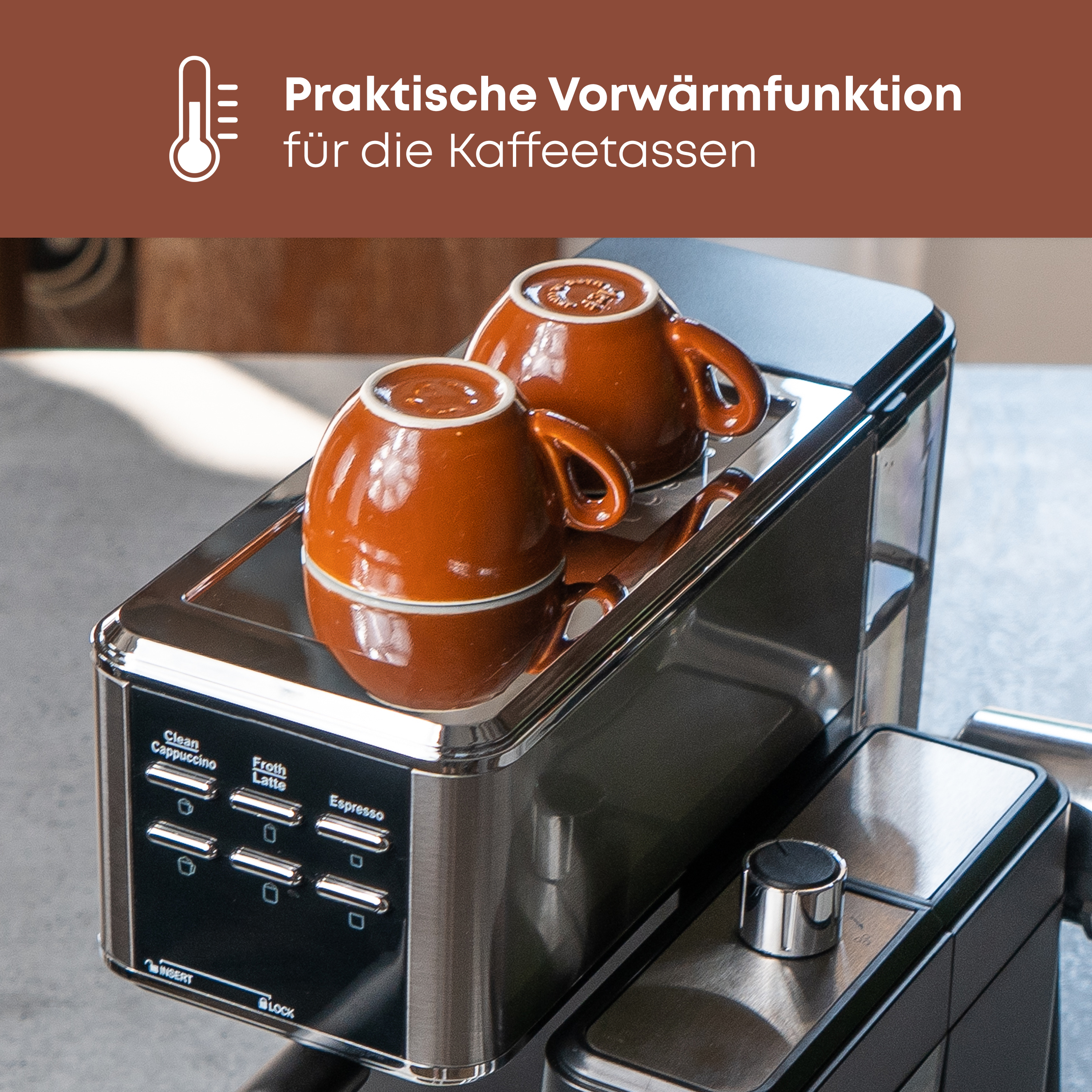 Eine Kaffeemaschine mit zwei braunen Tassen, mit Warmhaltefunktion.