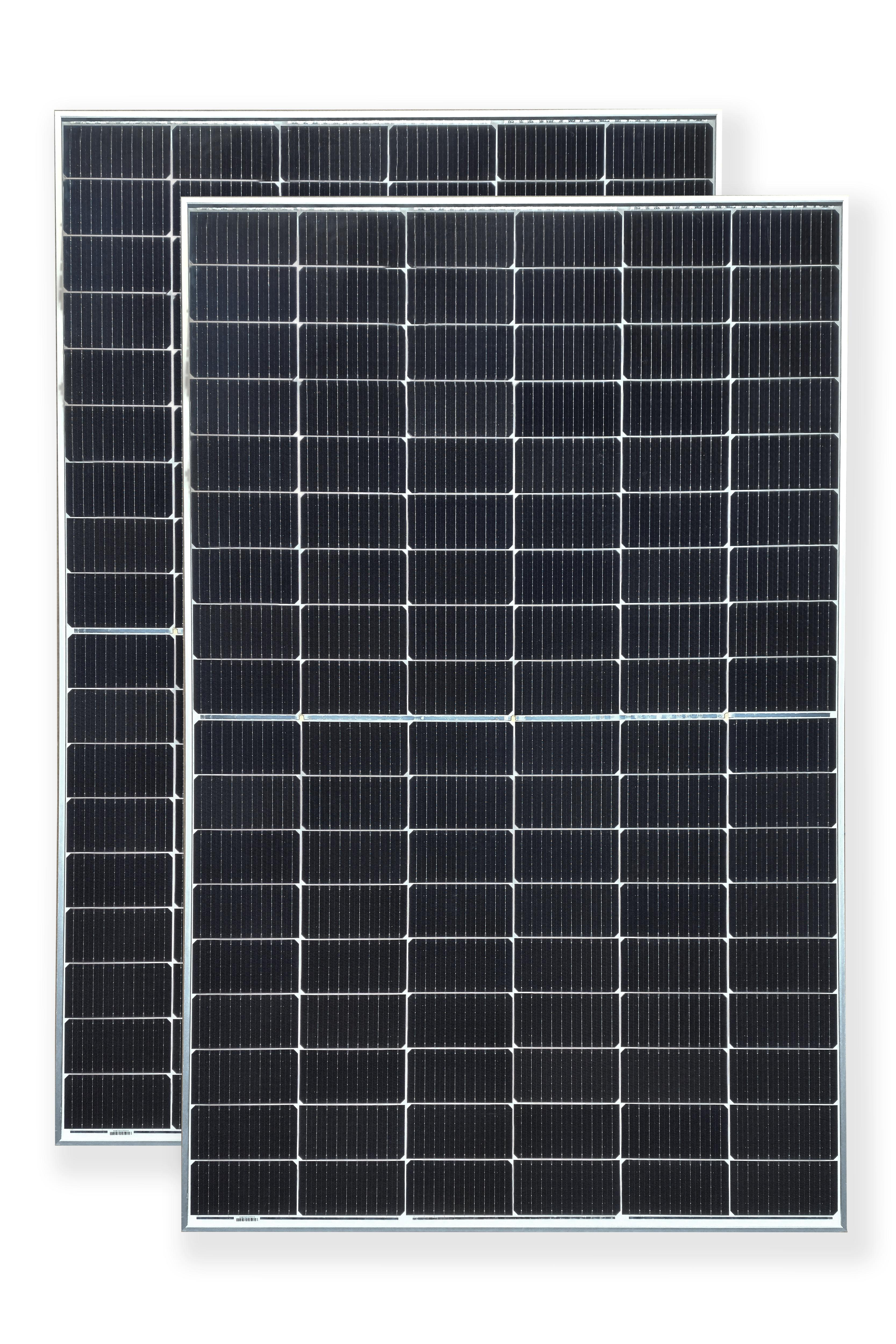 Zwei Solarmodule mit Gittermuster vor weißem Hintergrund.
