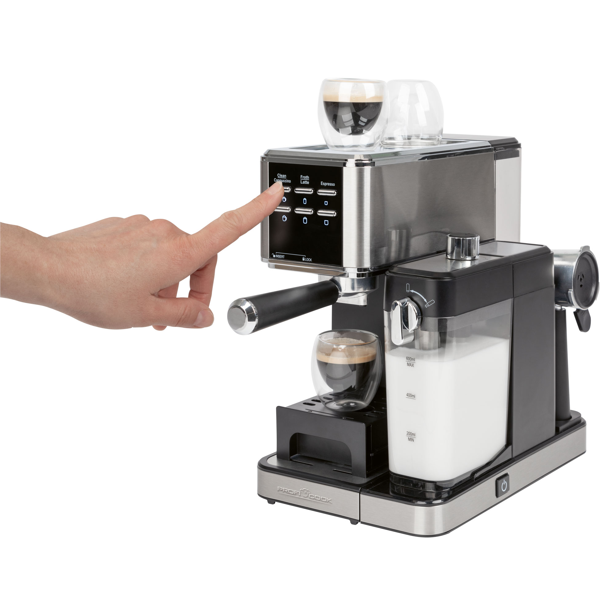 Eine Hand drückt eine Taste an einer Espressomaschine mit zwei Tassen Kaffee.