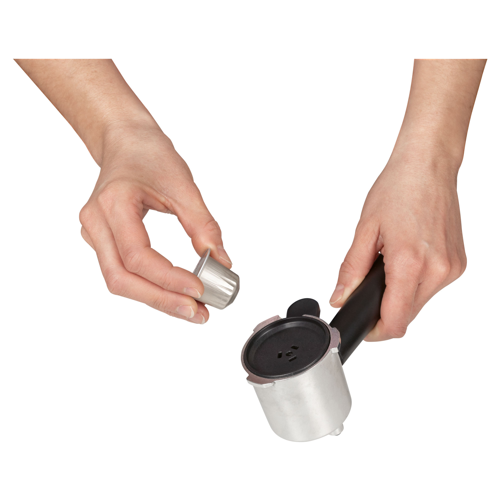 Hände halten einen Kaffeepad und einen Siebträger, bereit, das Pad zu laden.