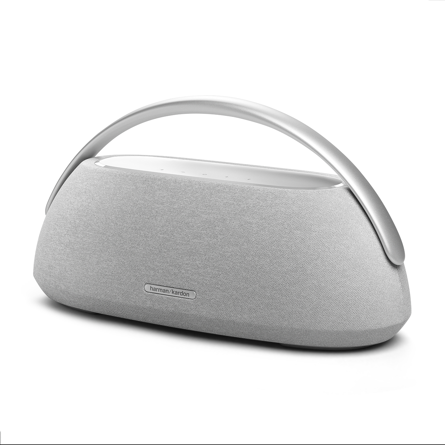 Un altoparlante grigio Harman Kardon con maniglia argentata, su sfondo bianco.