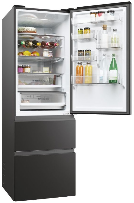 Czarna lodówka z otwartymi drzwiami, pokazująca półki z jedzeniem i napojami.