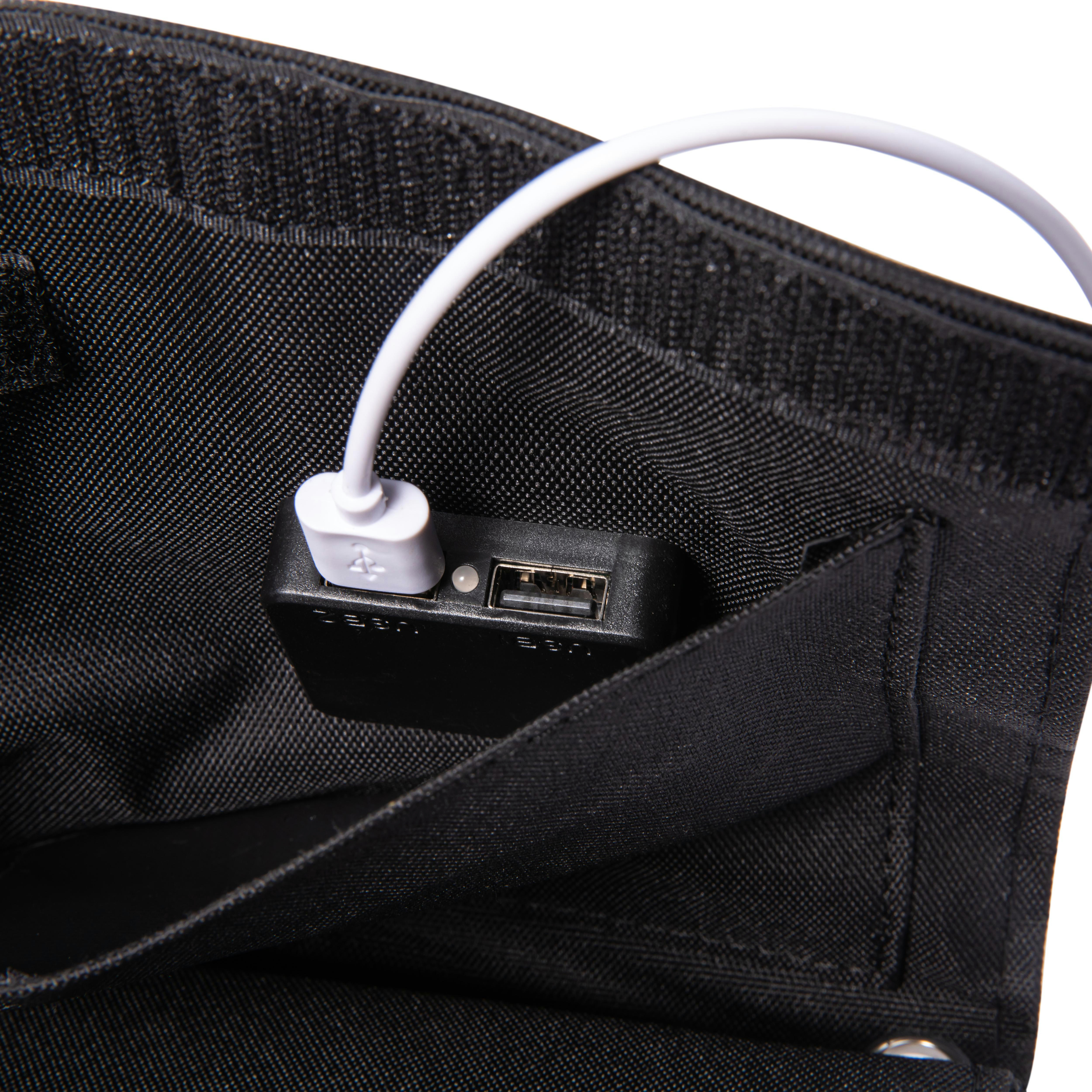 Schwarzes Täschchen mit USB-Anschluss und eingestecktem weißen USB-Kabel.