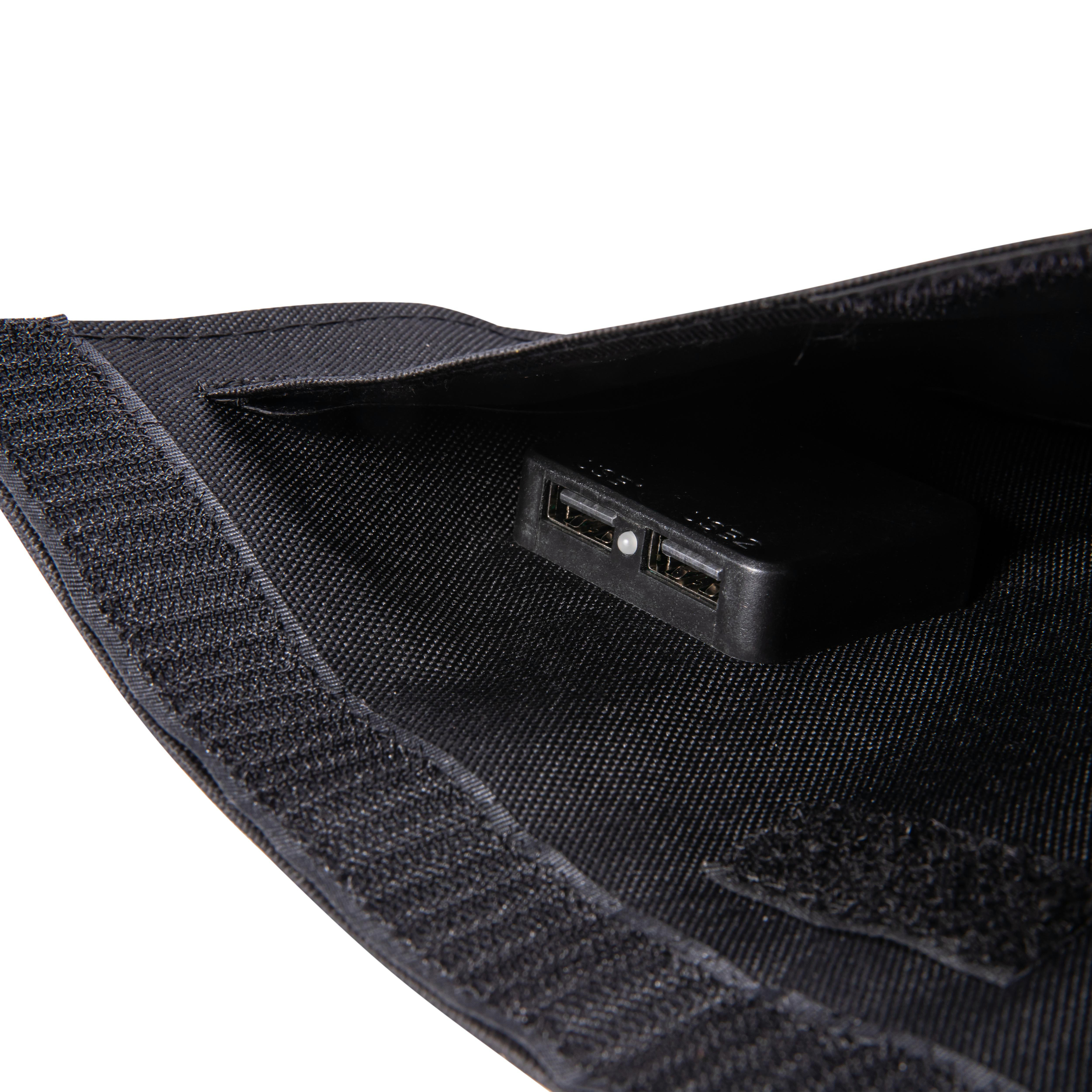 Schwarze Tasche mit Klettverschlüssen, USB-Hub innen.