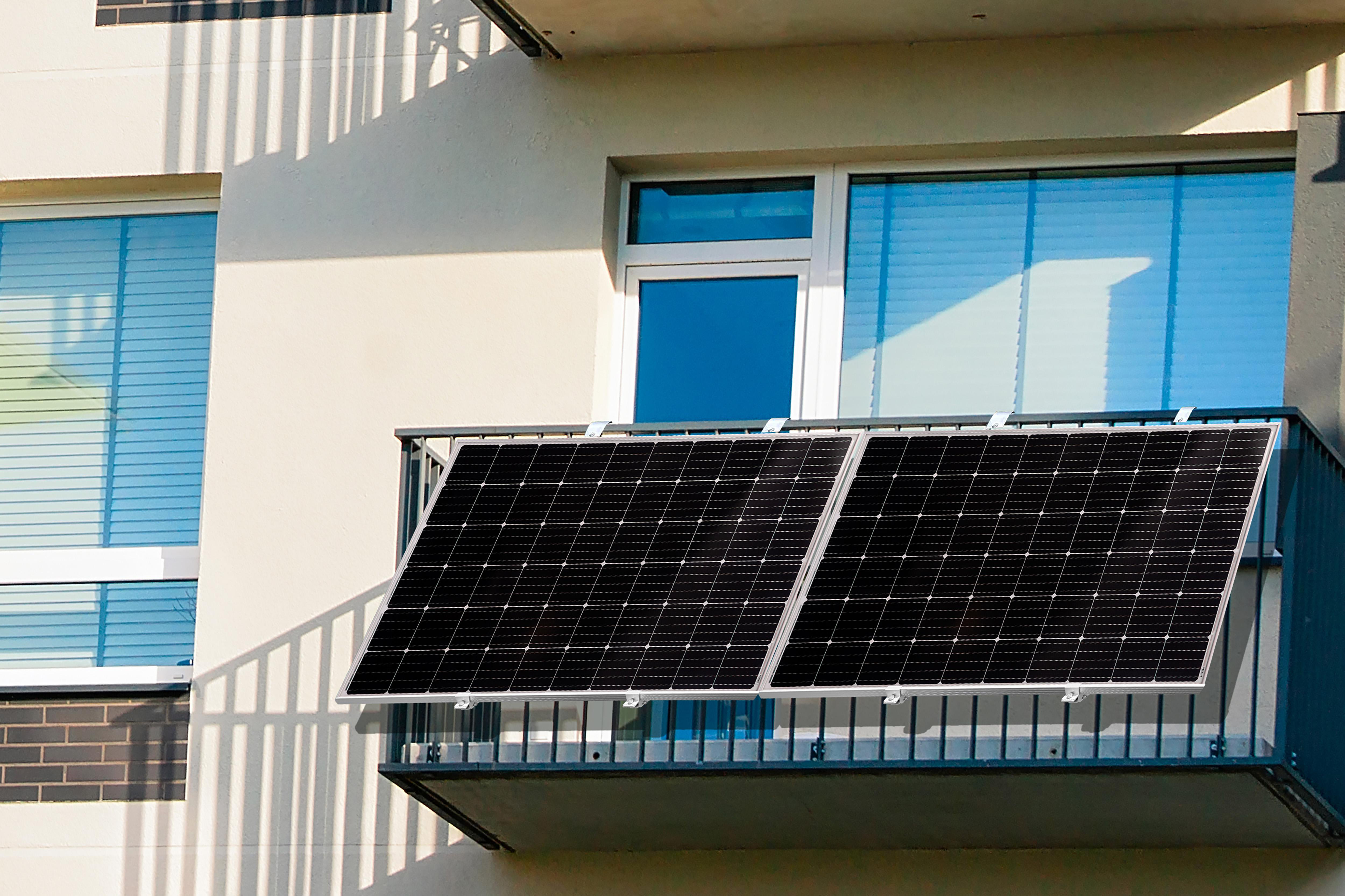 Balkon mit zwei Solarmodulen, die an einem sonnigen Tag installiert wurden.