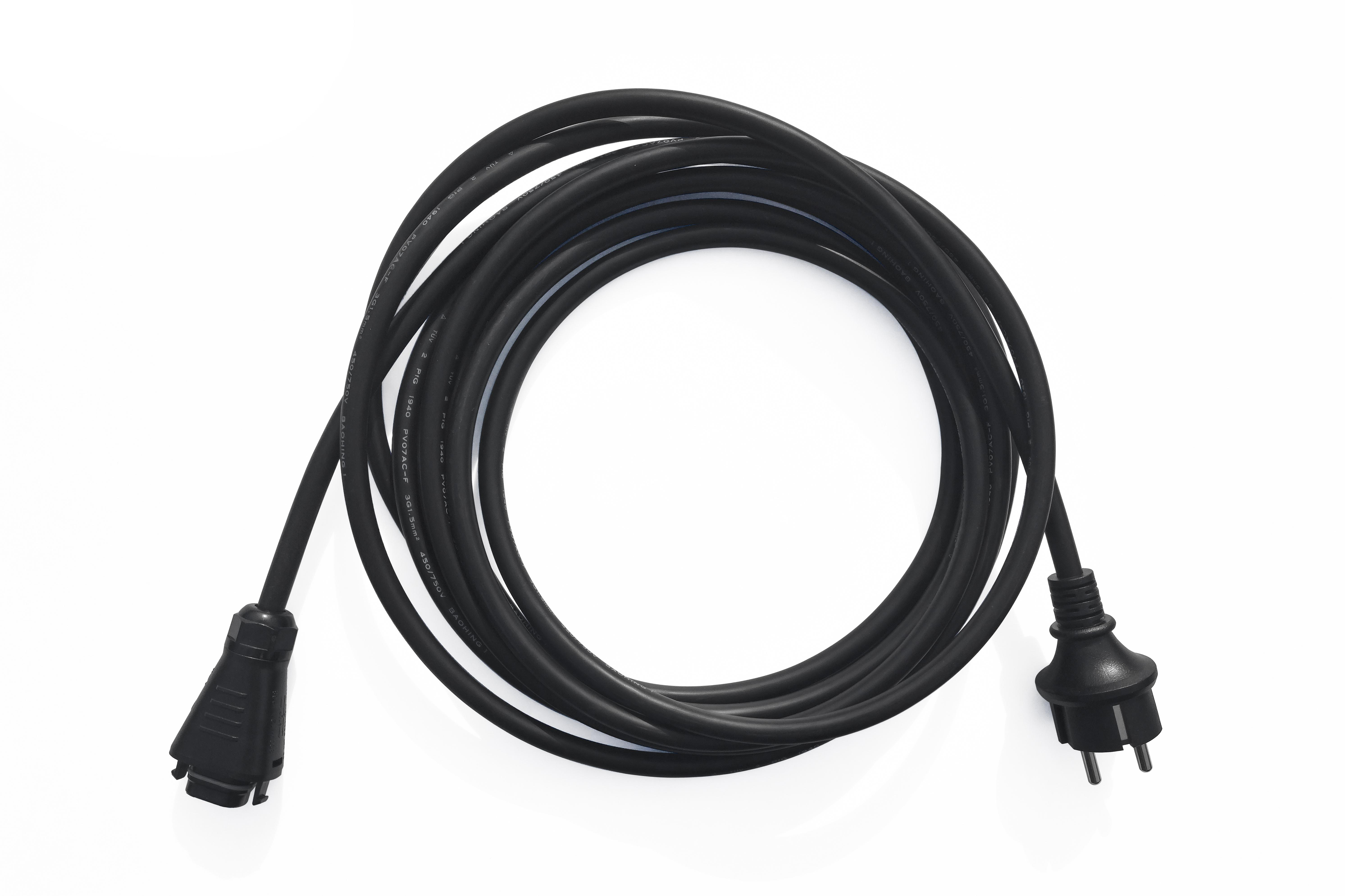 Schwarzes Netzkabel, auf weißem Hintergrund aufgerollt. Beide Enden sind sichtbar.
