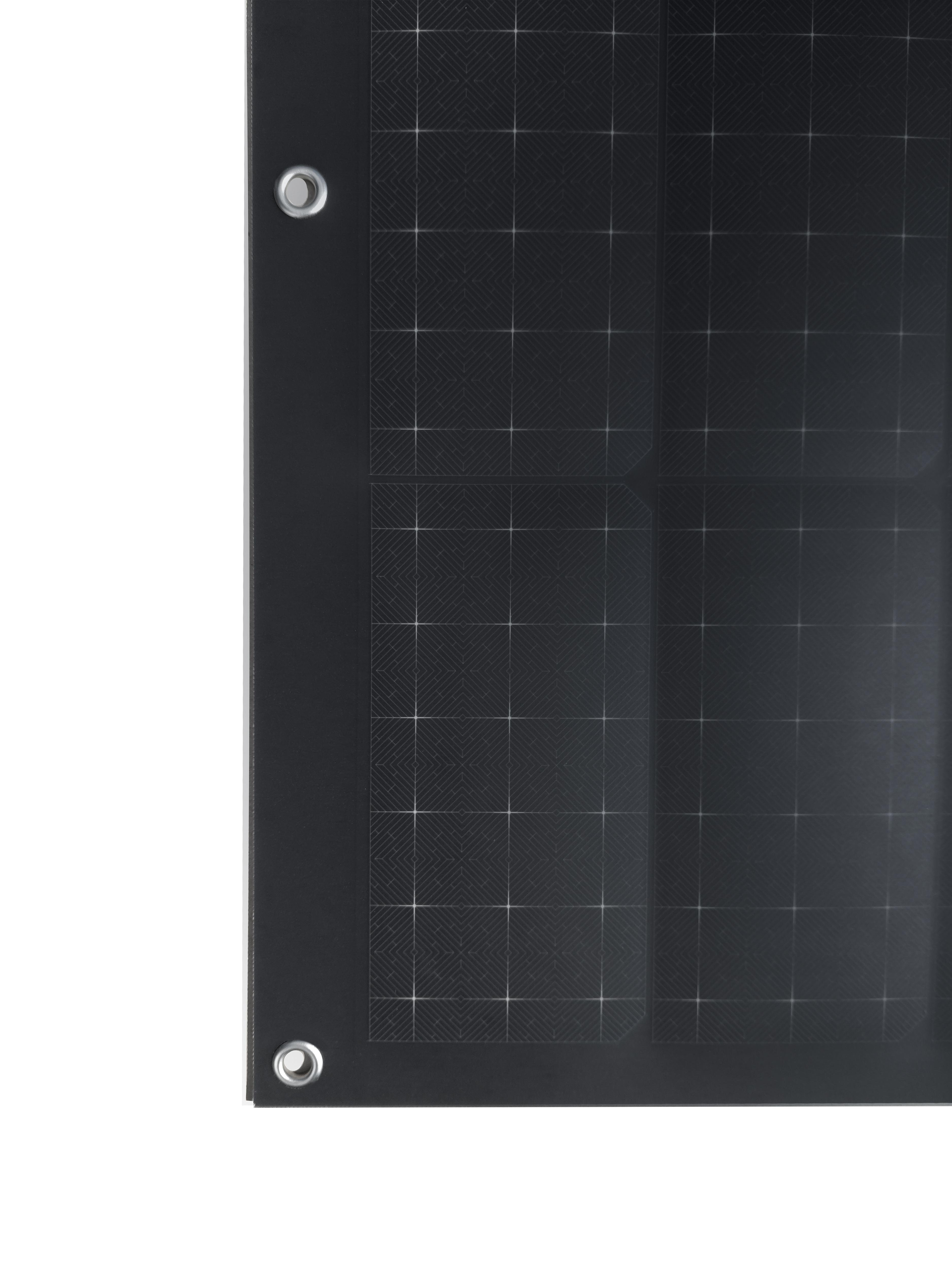 Nahaufnahme eines schwarzen Solarpanels, mit Rand und Befestigungselementen.
