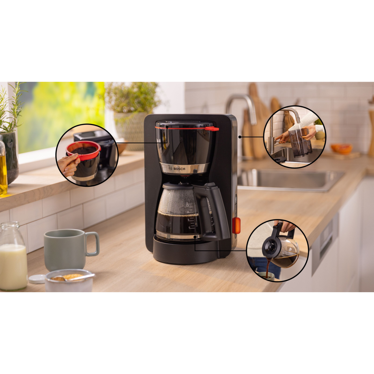 Een koffiezetapparaat met een roestvrijstalen kan die door een hand wordt vastgehouden.