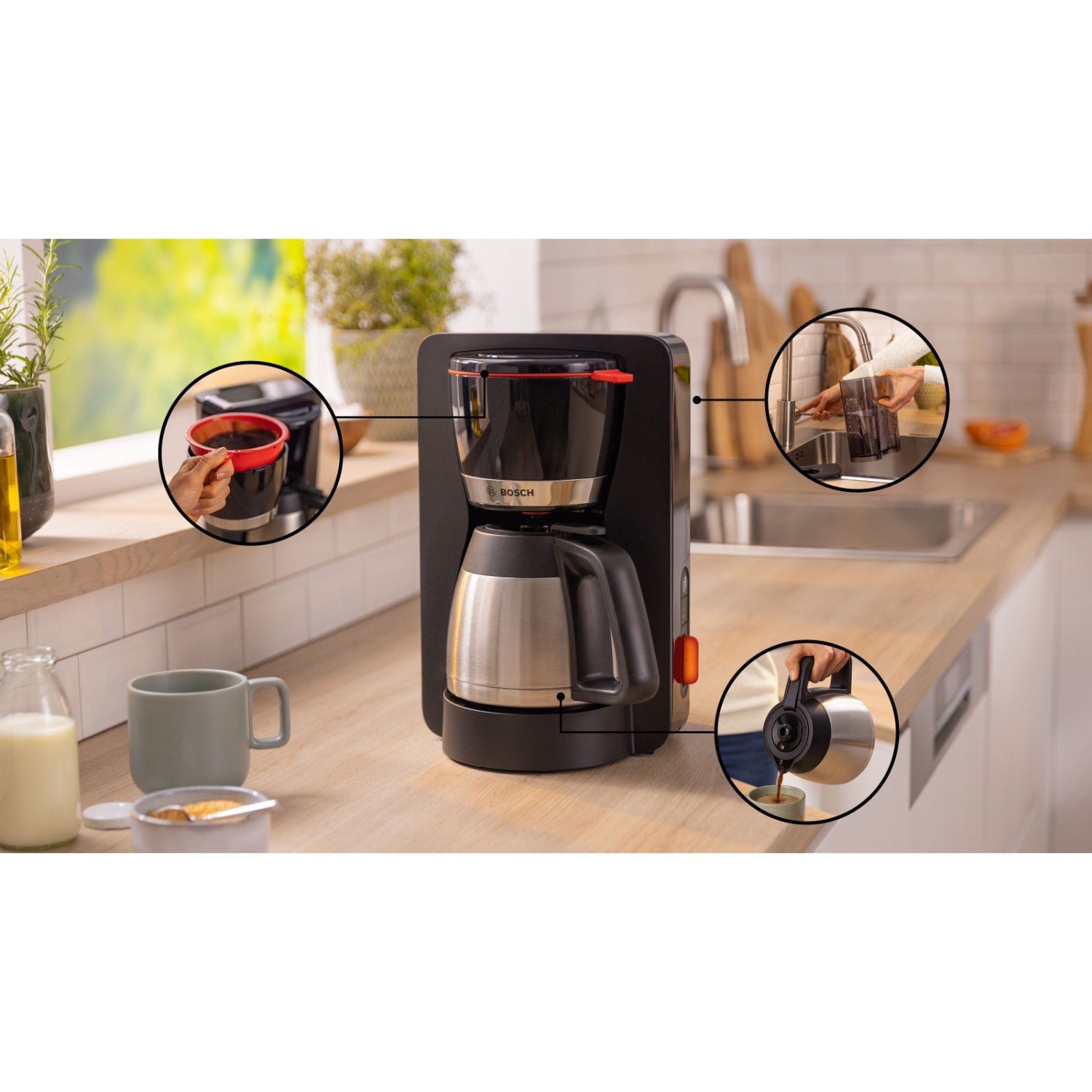 Koffiezetapparaat met metalen kan op houten aanrecht. Details tonen koffie maken en inschenken. Keuken scène.