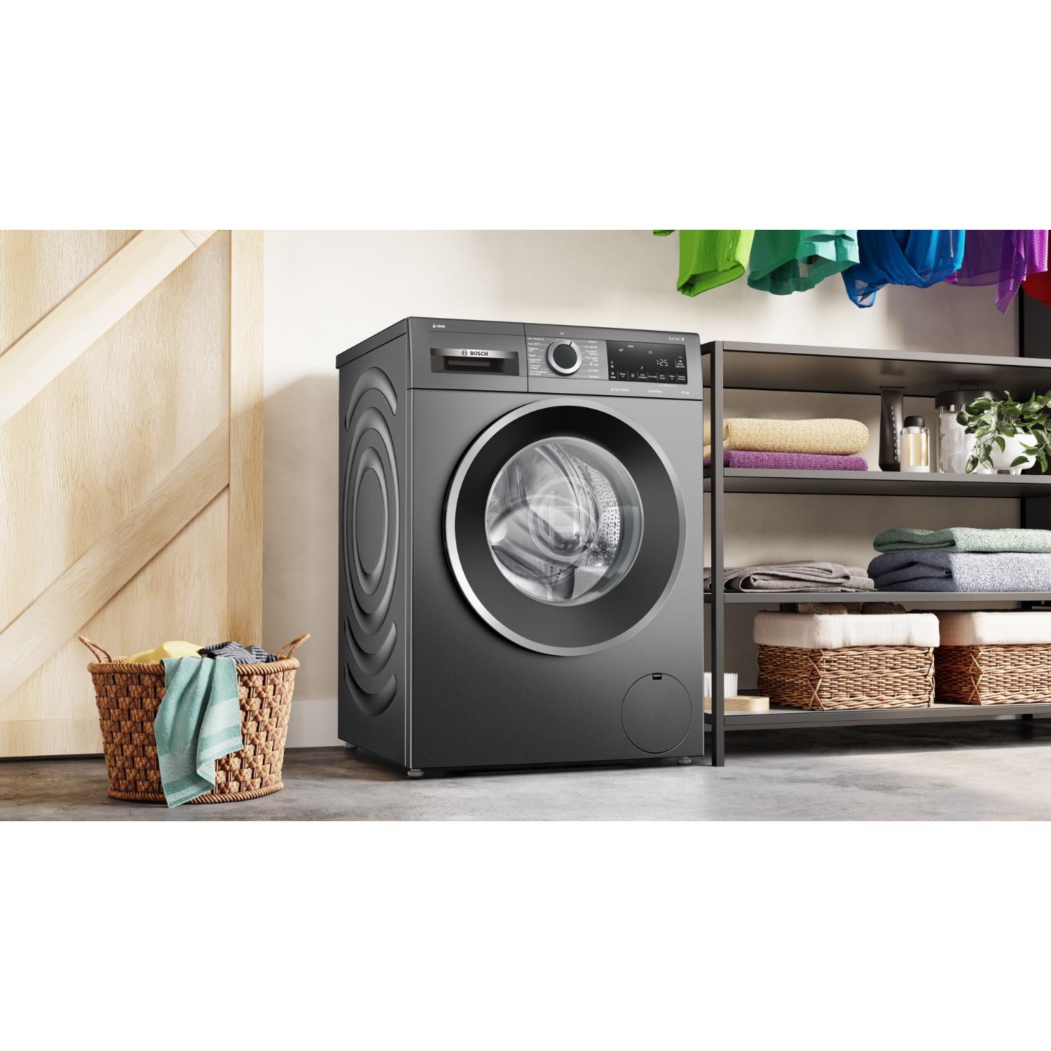 Een wasmachine naast een wasmand en een plank.