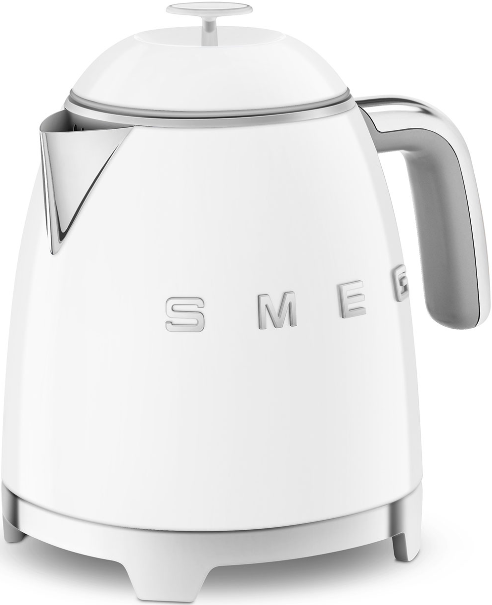 Weißer Smeg-Wasserkocher mit Chromgriff und -sockel auf weißem Hintergrund.