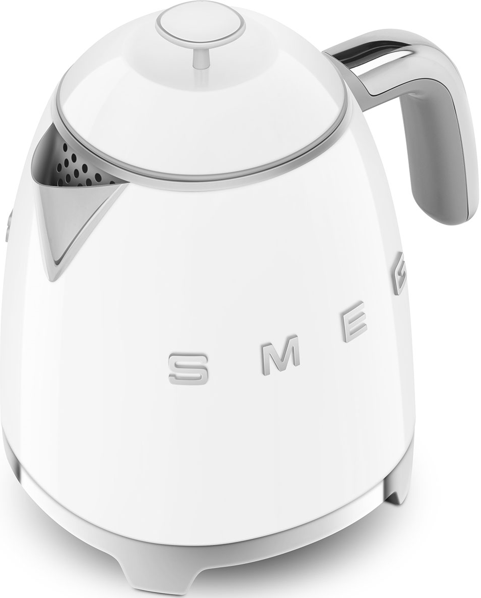 Weißer elektrischer Wasserkocher von SMEG. Der Wasserkocher hat einen grauen Griff und einen silbernen Ausguss. Weißer Hintergrund.
