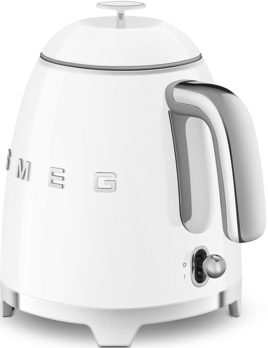 Weißer Smeg-Wasserkocher mit silberfarbenem Griff und Schalter am Sockel.
