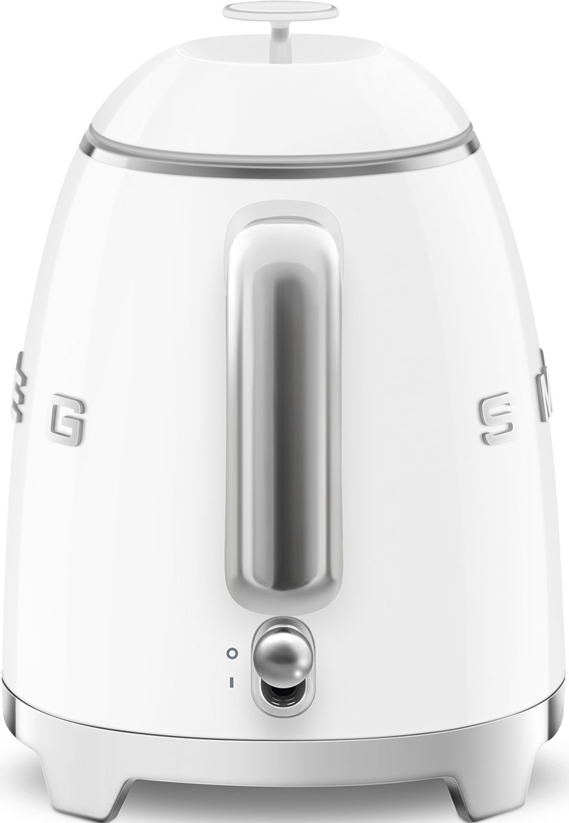 Weißer Smeg-Wasserkocher mit silbernem Griff und kleinem Drehknopf am Boden.