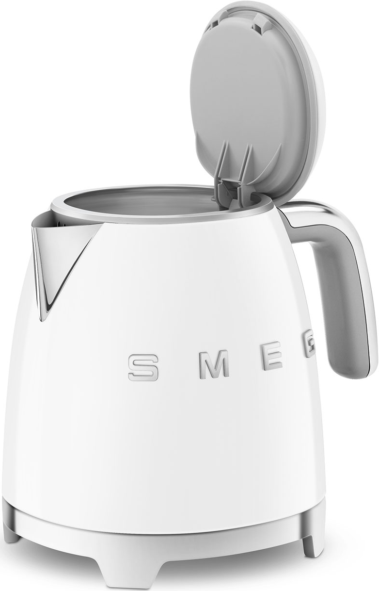 Weißer Smeg-Wasserkocher mit offenem Deckel, der das Innere freilegt. Der Markenname ist sichtbar.