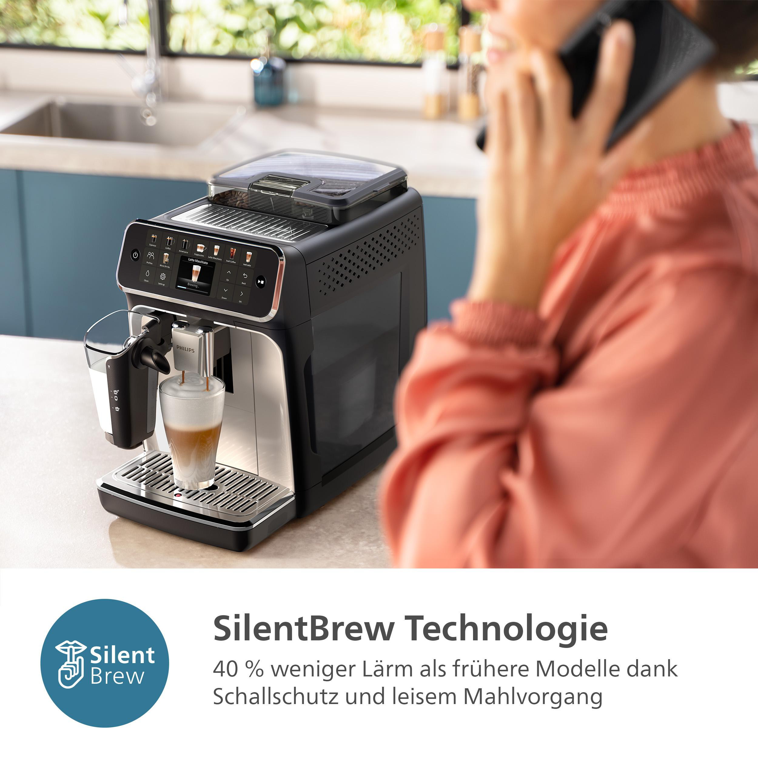 Eine Espressomaschine mit einer Person, die im Hintergrund telefoniert. Ein Glas wird mit Kaffee gefüllt.