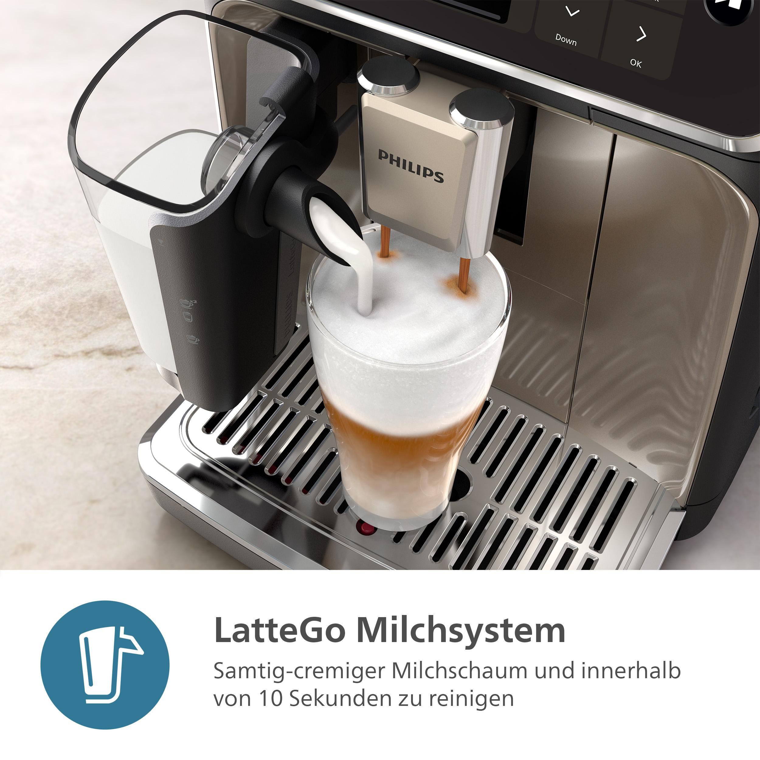 Eine Kaffeemaschine mit einem Glas Latte, das mit Milch gefüllt wird. Weißer Hintergrund.