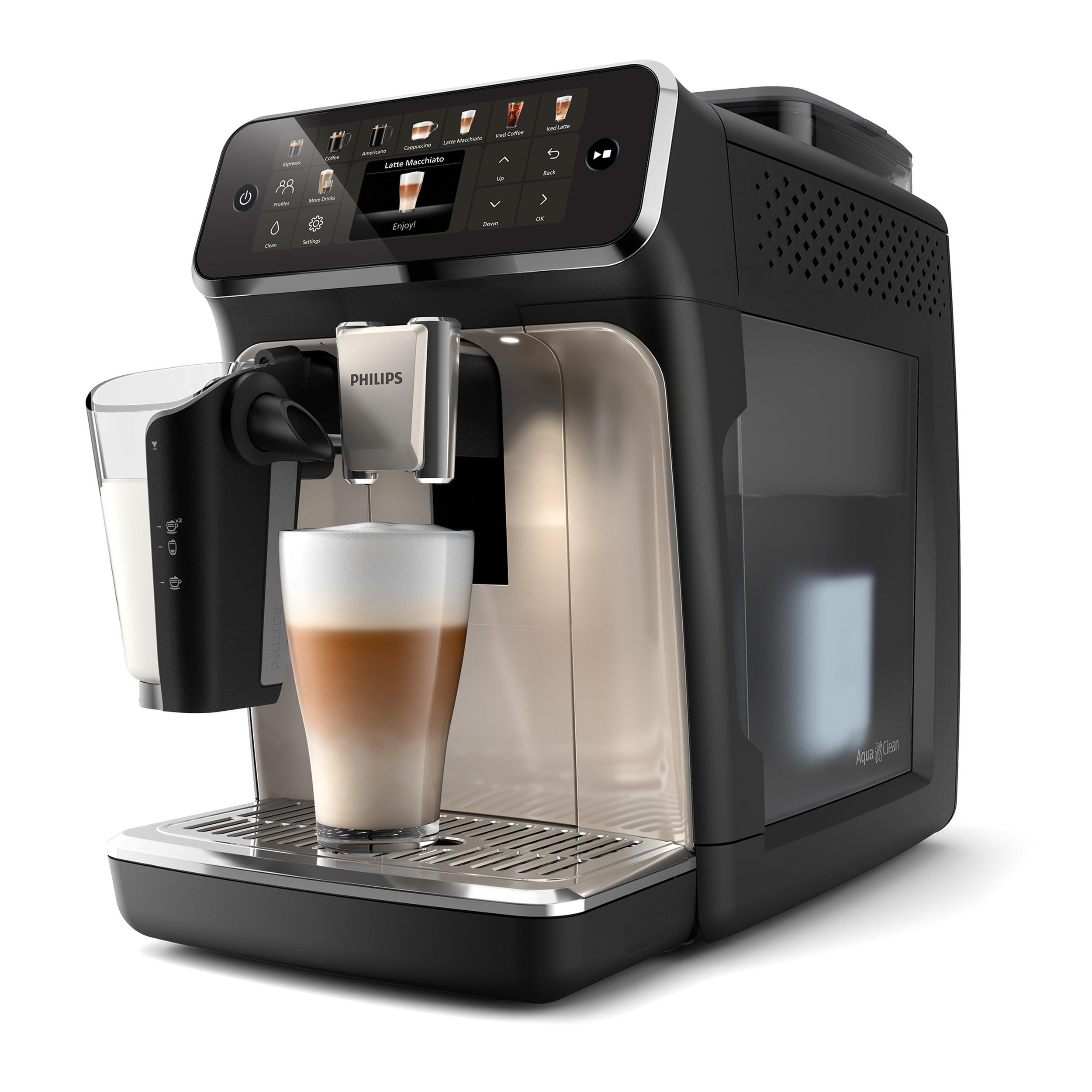 Schwarz-silberne Kaffeemaschine. Glas Latte Macchiato davor. AquaClean ist sichtbar.