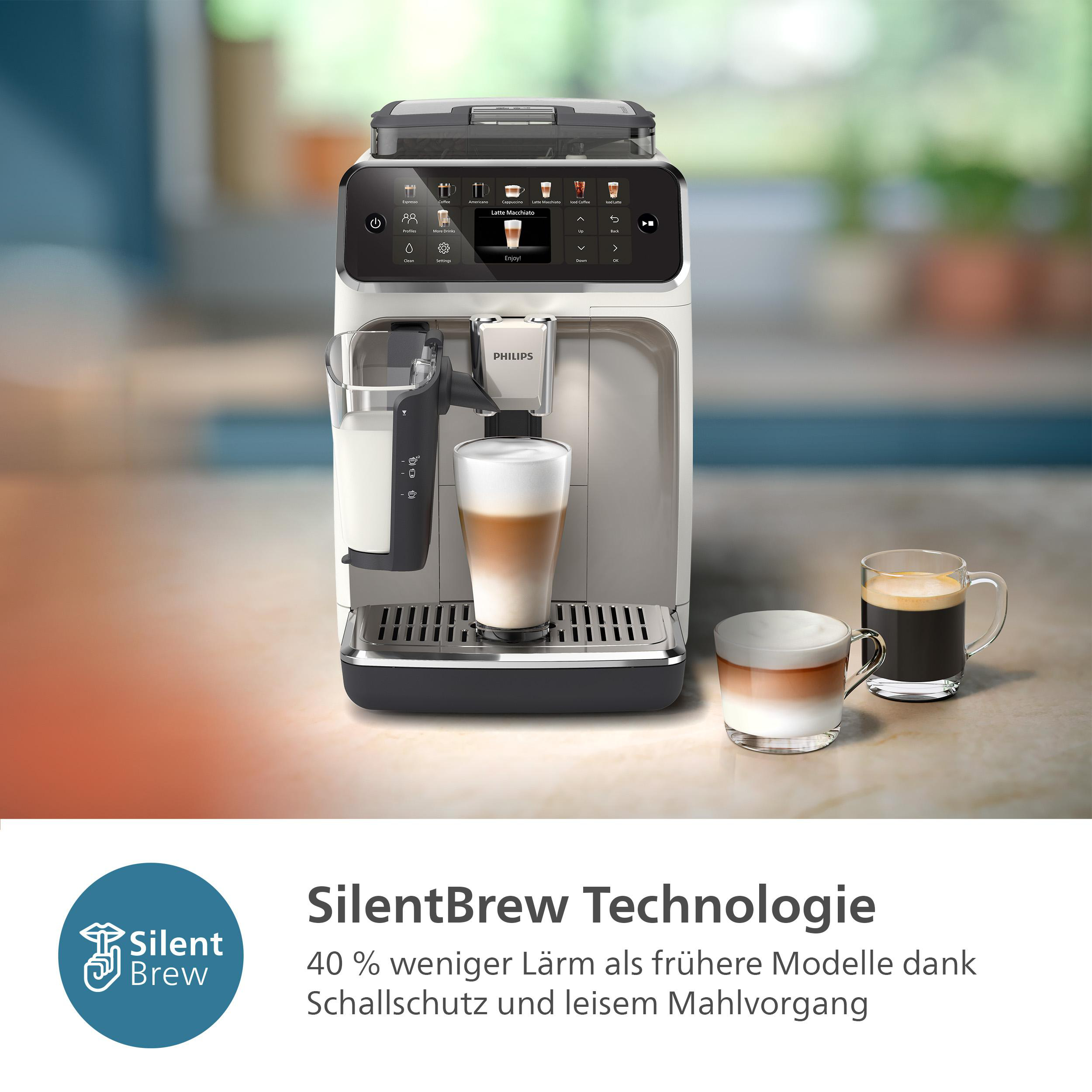 Kaffeemaschine mit zwei Tassen, eine mit Milch.