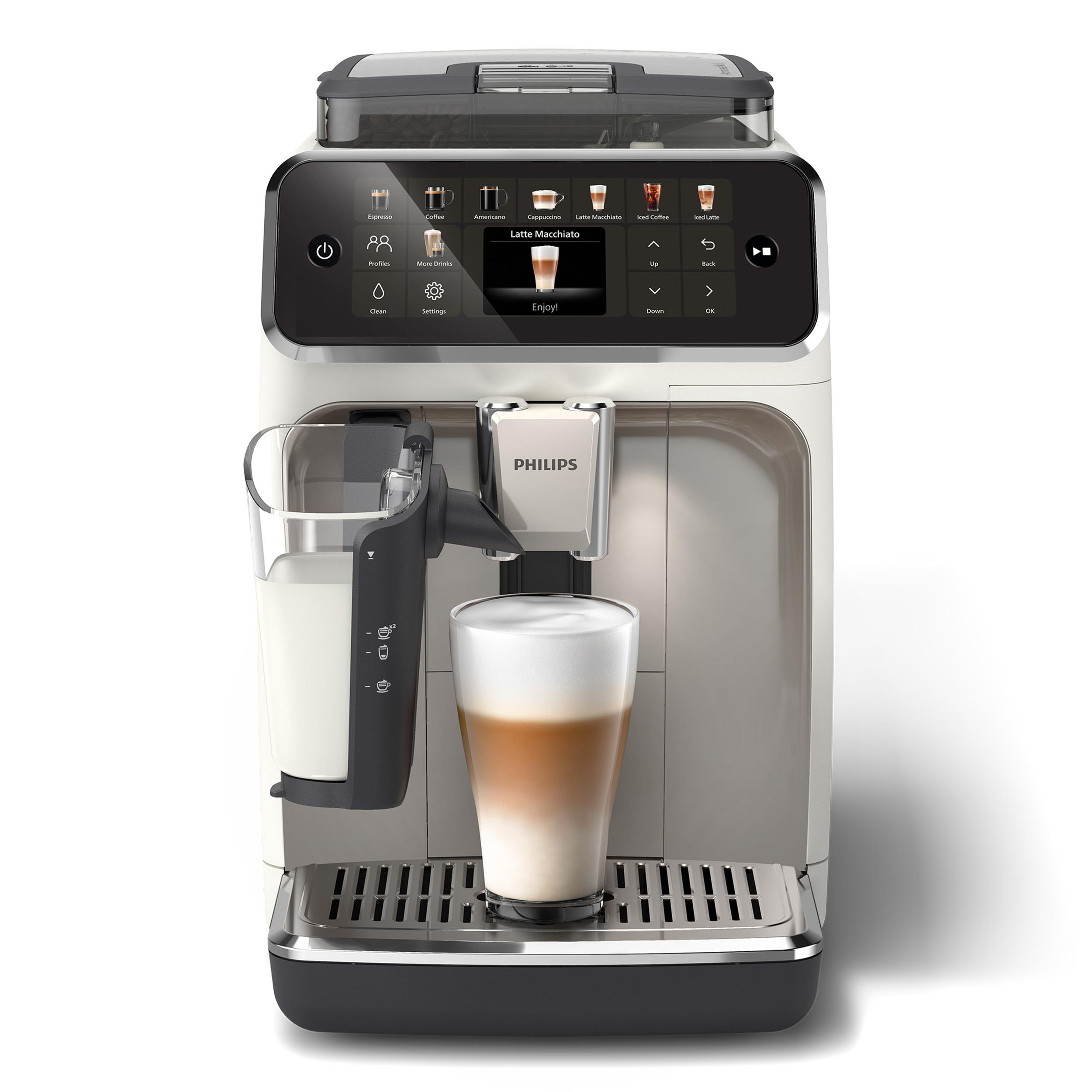 Weiße Kaffeemaschine mit Latte Macchiato im Glas, neben einem Milchbehälter.