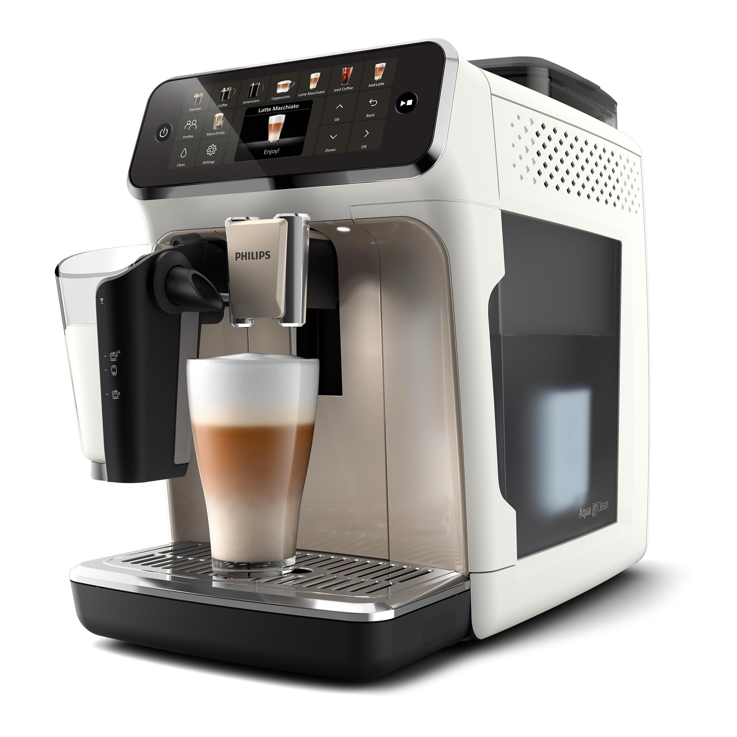 Weiße und beige Kaffeemaschine mit Milchaufschäumer und Glas Latte.