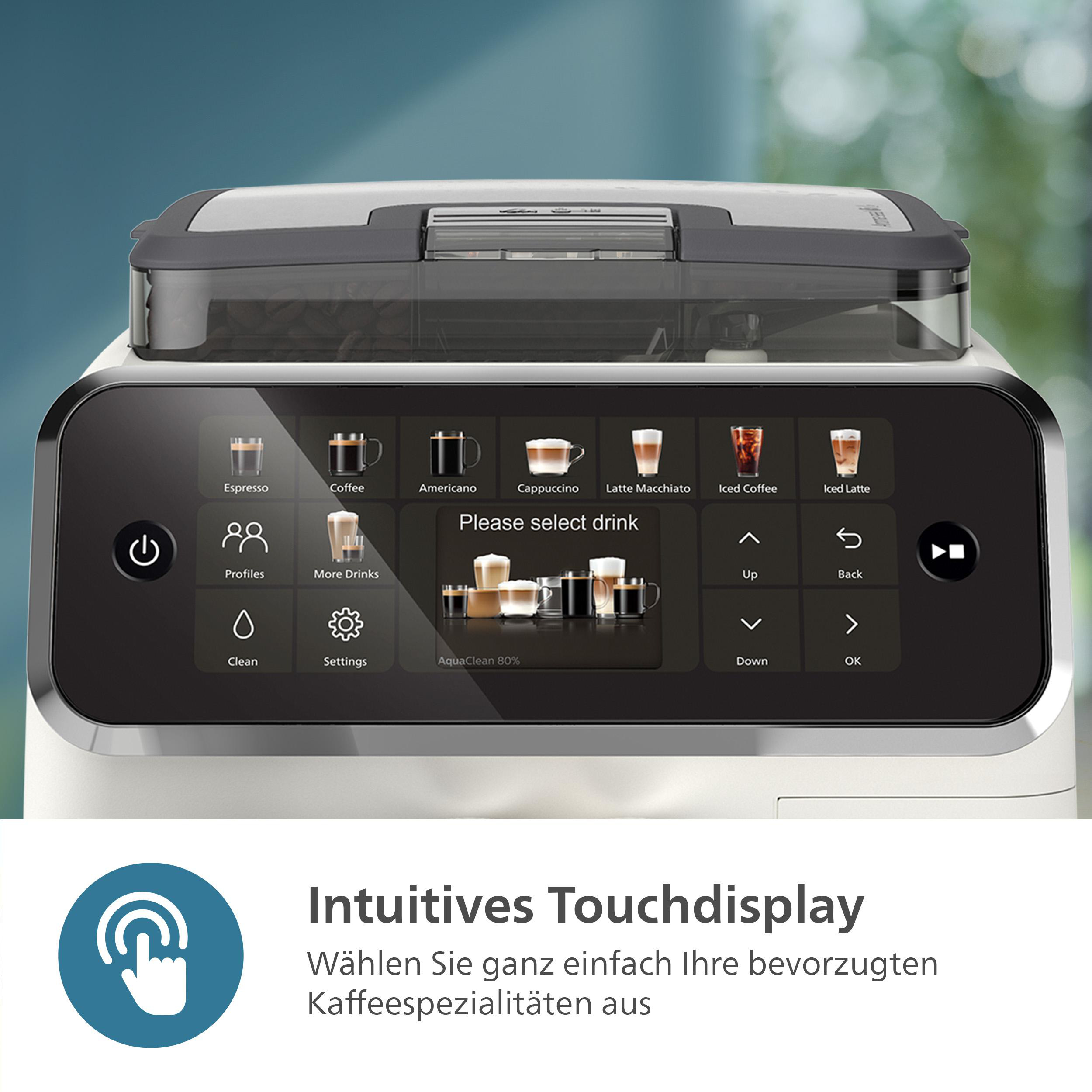 Nahaufnahme des Touch-Displays einer Kaffeemaschine mit Kaffeeoptionen und einem Wassertank darüber.