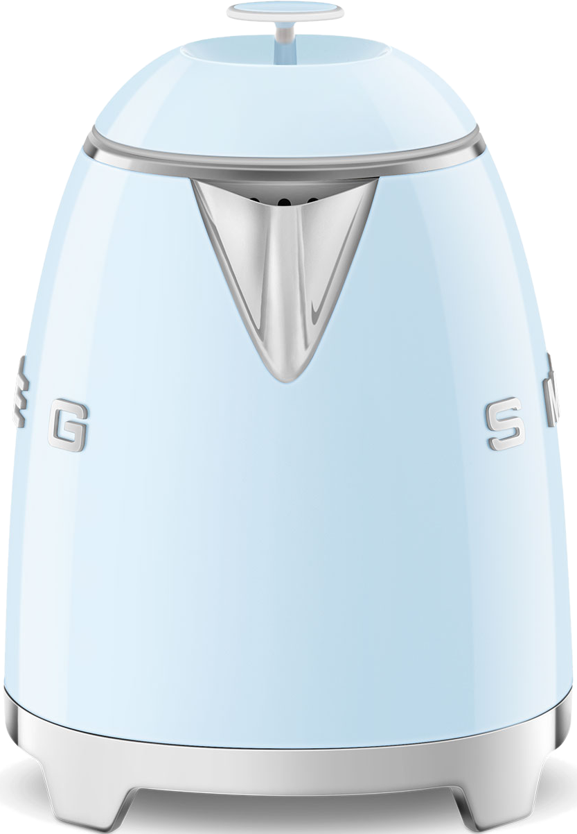 Ein hellblauer Smeg-Wasserkocher auf einer weißen Oberfläche.