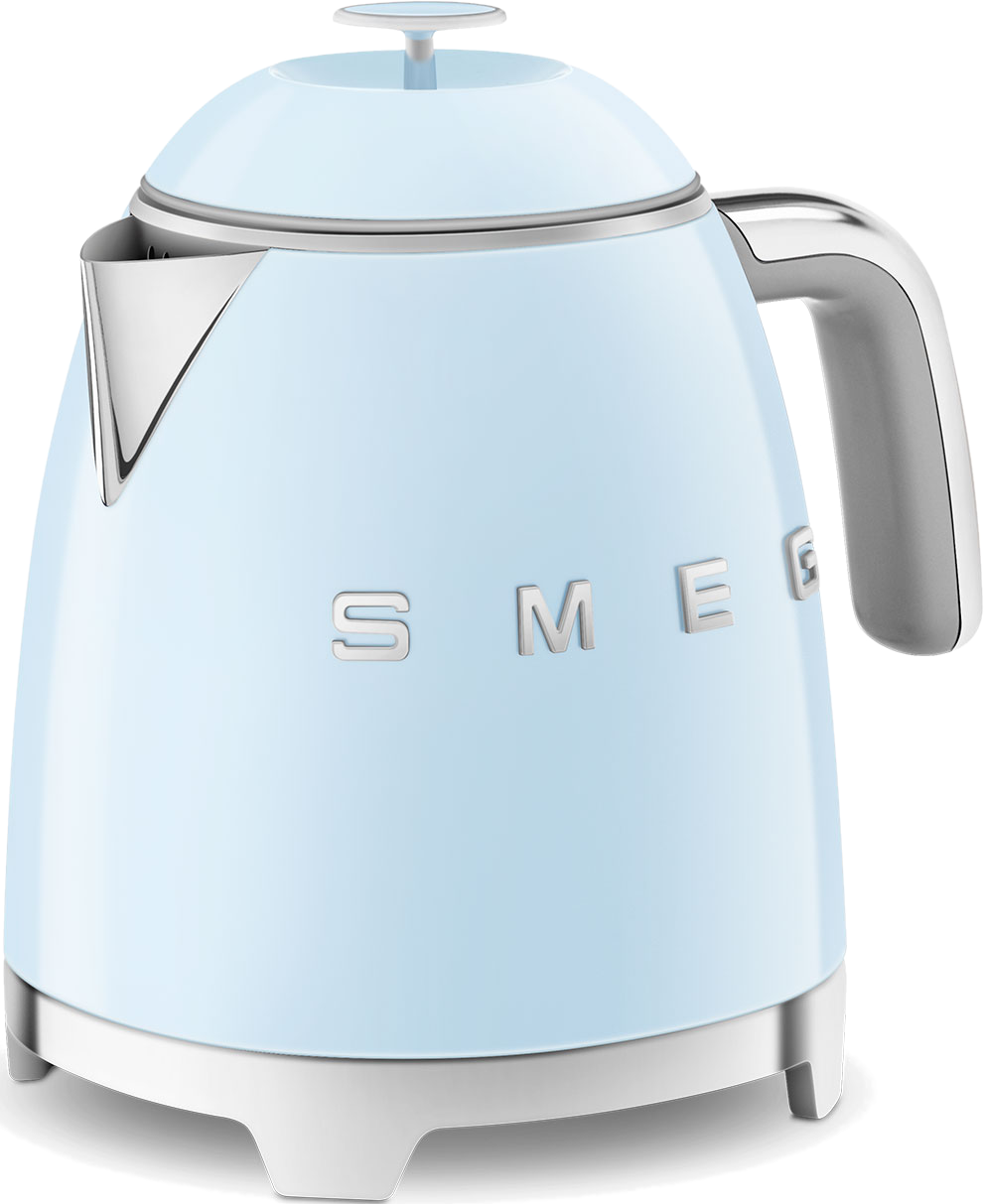 Hellblaue Smeg-Kanne. Es hat einen silbernen Griff, Sockel und Ausguss. Das Wort SMEG steht vorne.